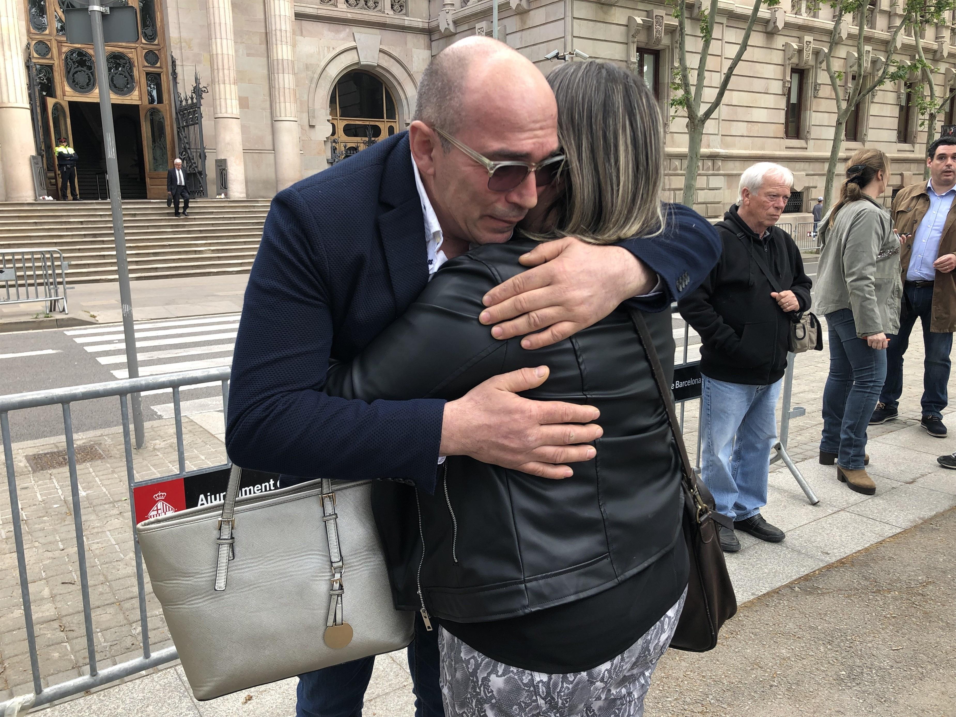 Manuel Barbero se abraza a su abogada tras conocer la sentencia de Maristas-Europa Press