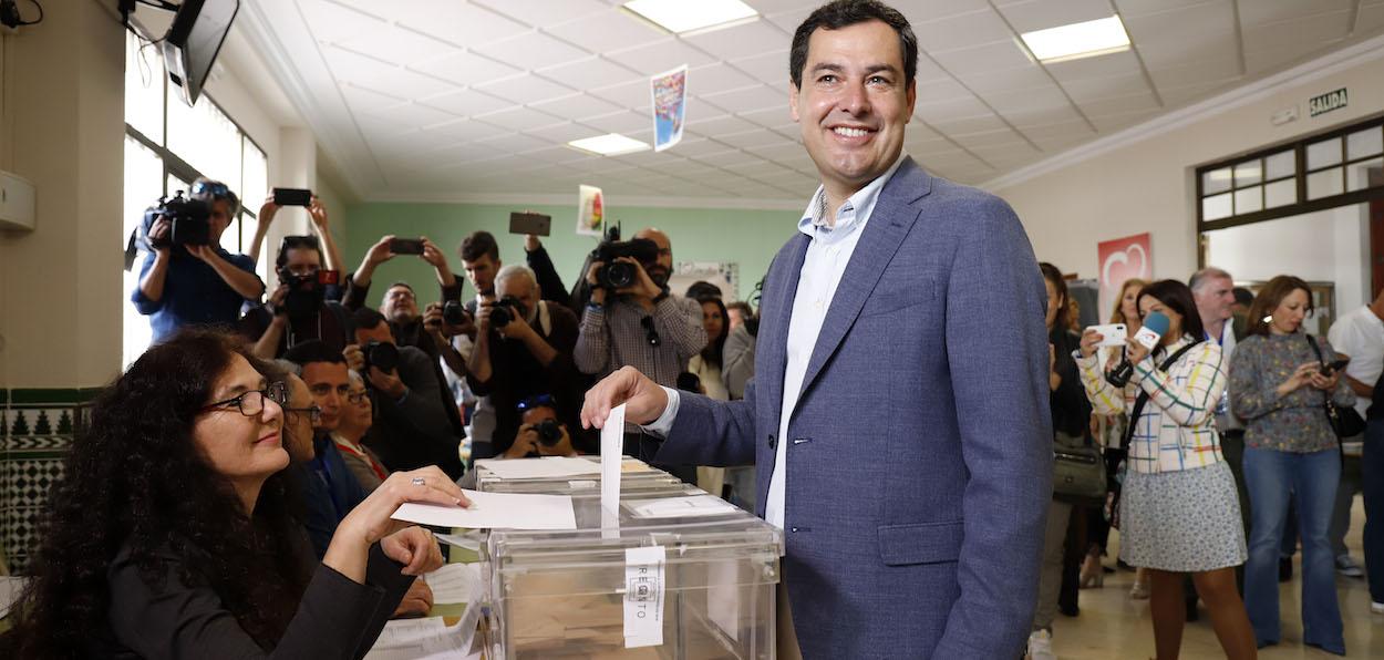 Juanma Moreno, votando en Málaga. ÁLEX ZEA/EP