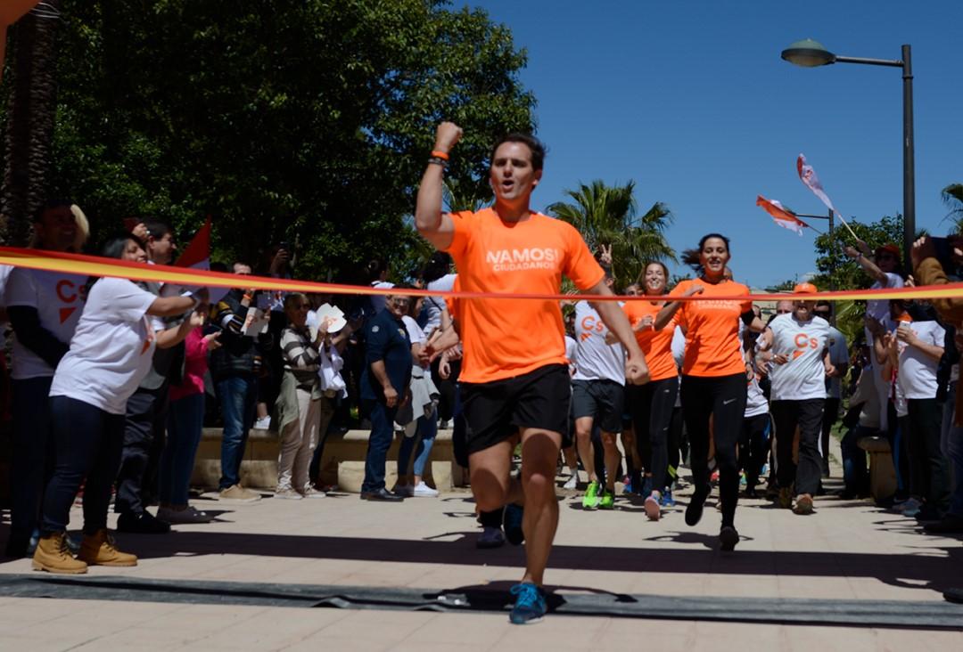 Varios dirigentes de Ciudadanos dejan ganar a Albert Rivera en una carrera en Valencia.