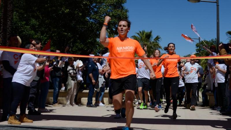 Varios dirigentes de Ciudadanos dejan ganar a Albert Rivera en una carrera en Valencia.