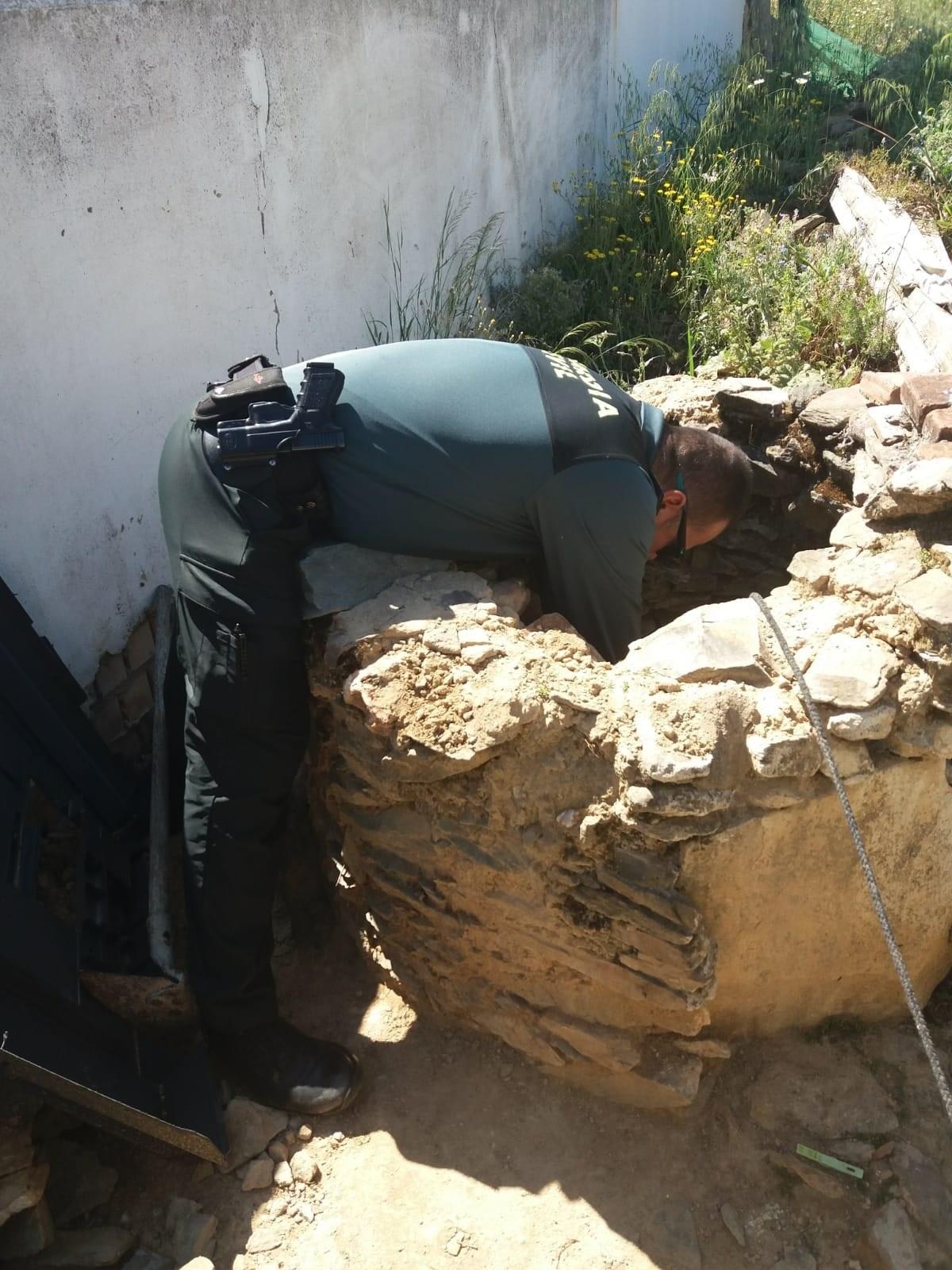 Rescatado del pozo de su vivienda donde entró para darse un baño por el calor