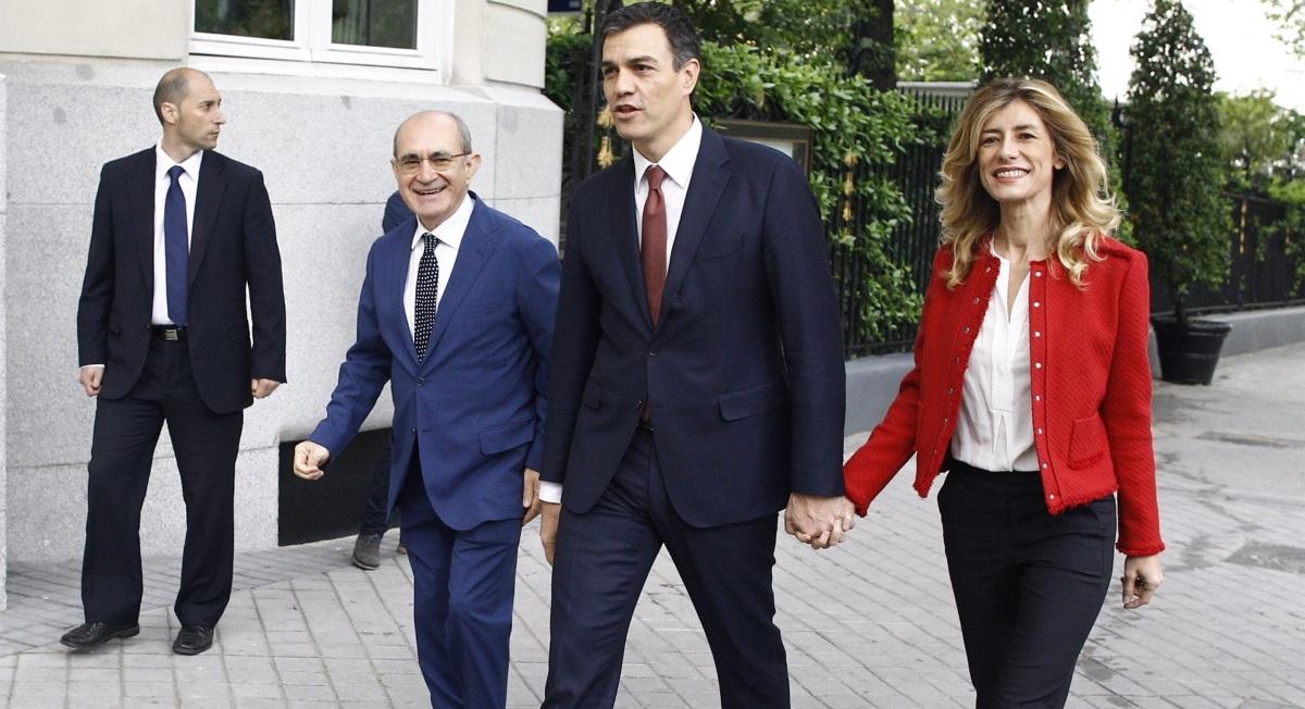 Pedro Sánchez y su esposa, Begoña Gómez. EP