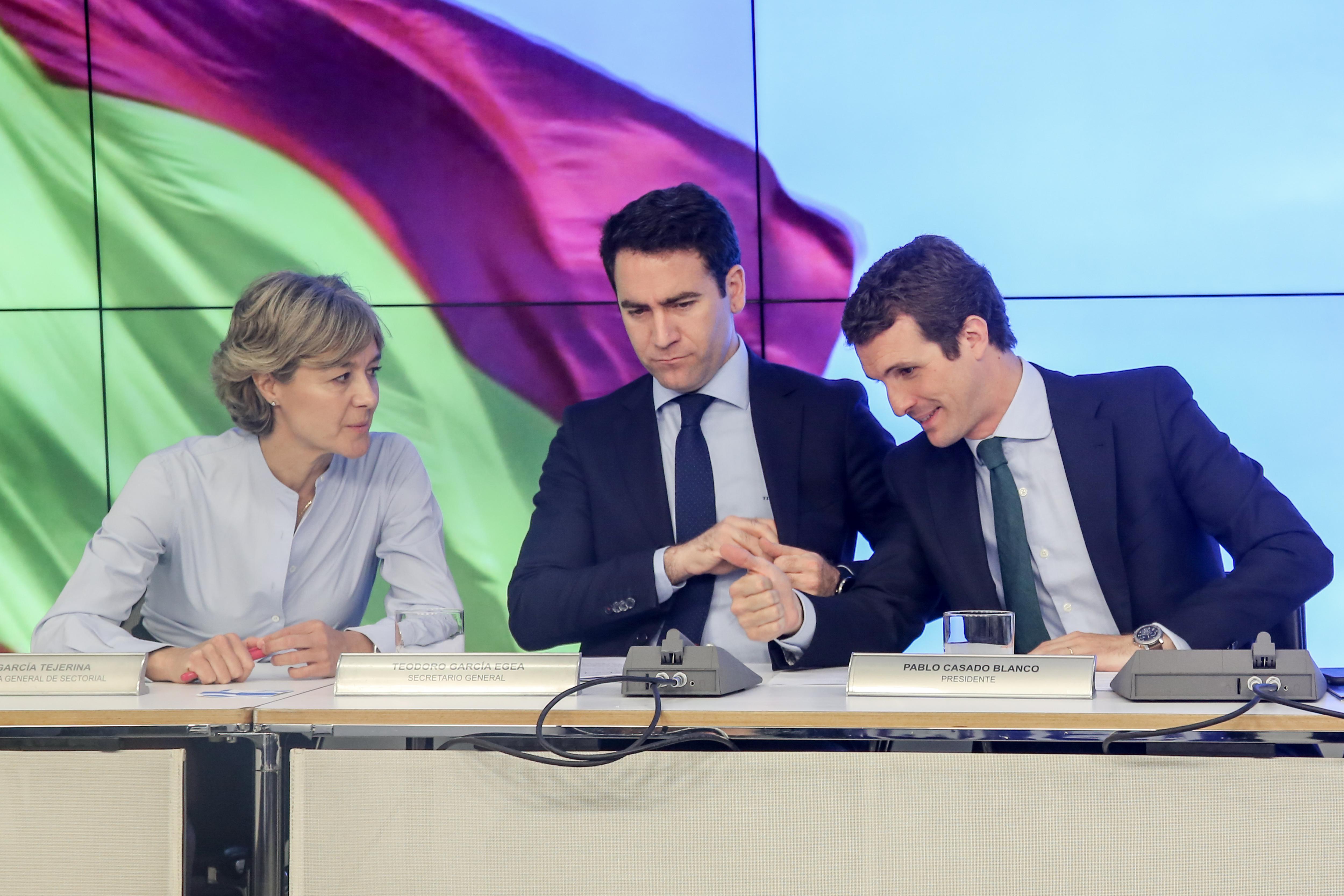 Pablo Casado, Isabel García Tejerina y Teodoro García Egea durante la reunión de la Comisión Ejecutiva Nacional