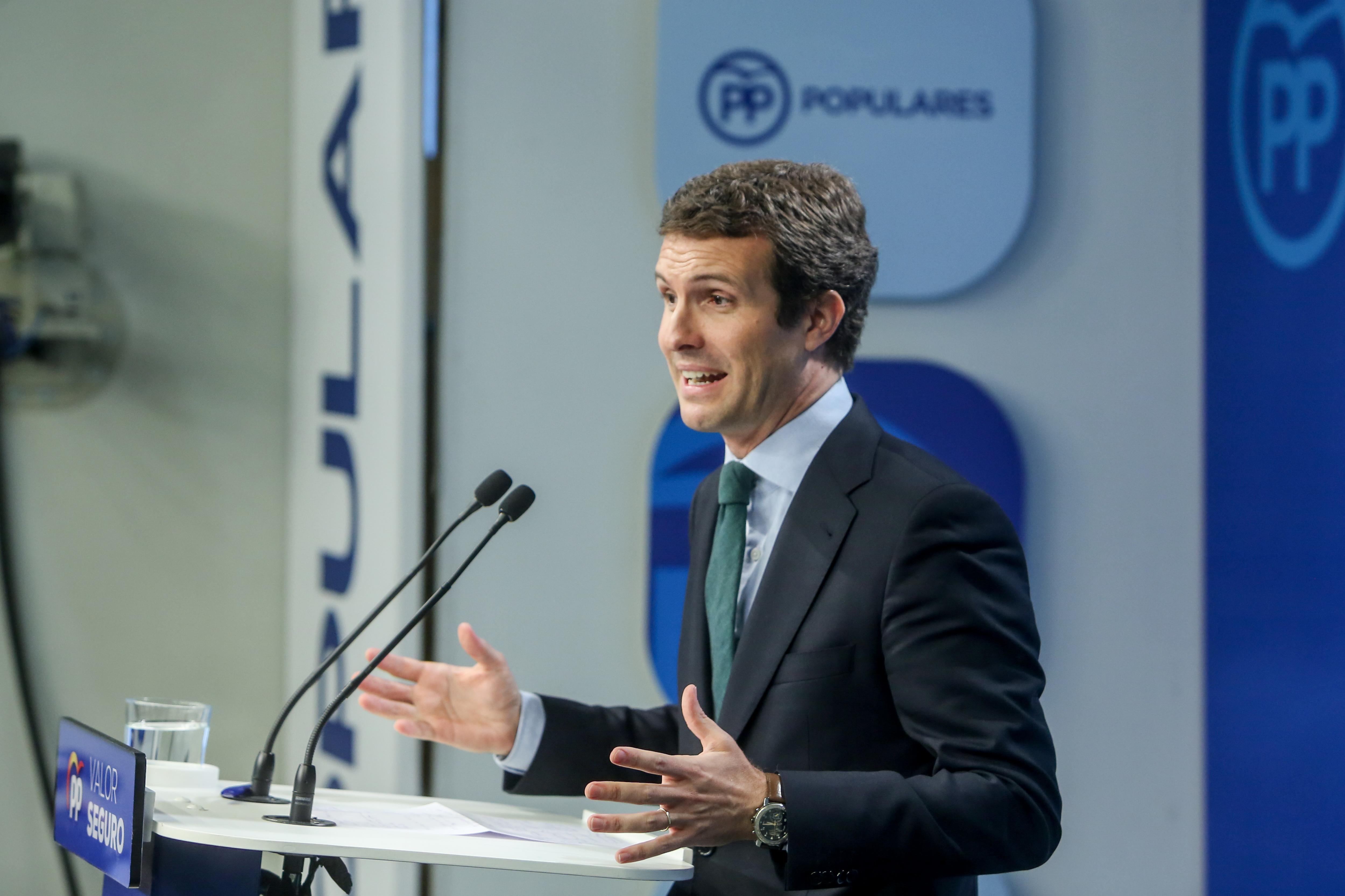 El presidente del Partido Popular Pablo Casado ofrece declaraciones a los medios de comunicación tras la reunión del Comité Ejecutivo del Partido Popular convocada después del fracaso electoral 