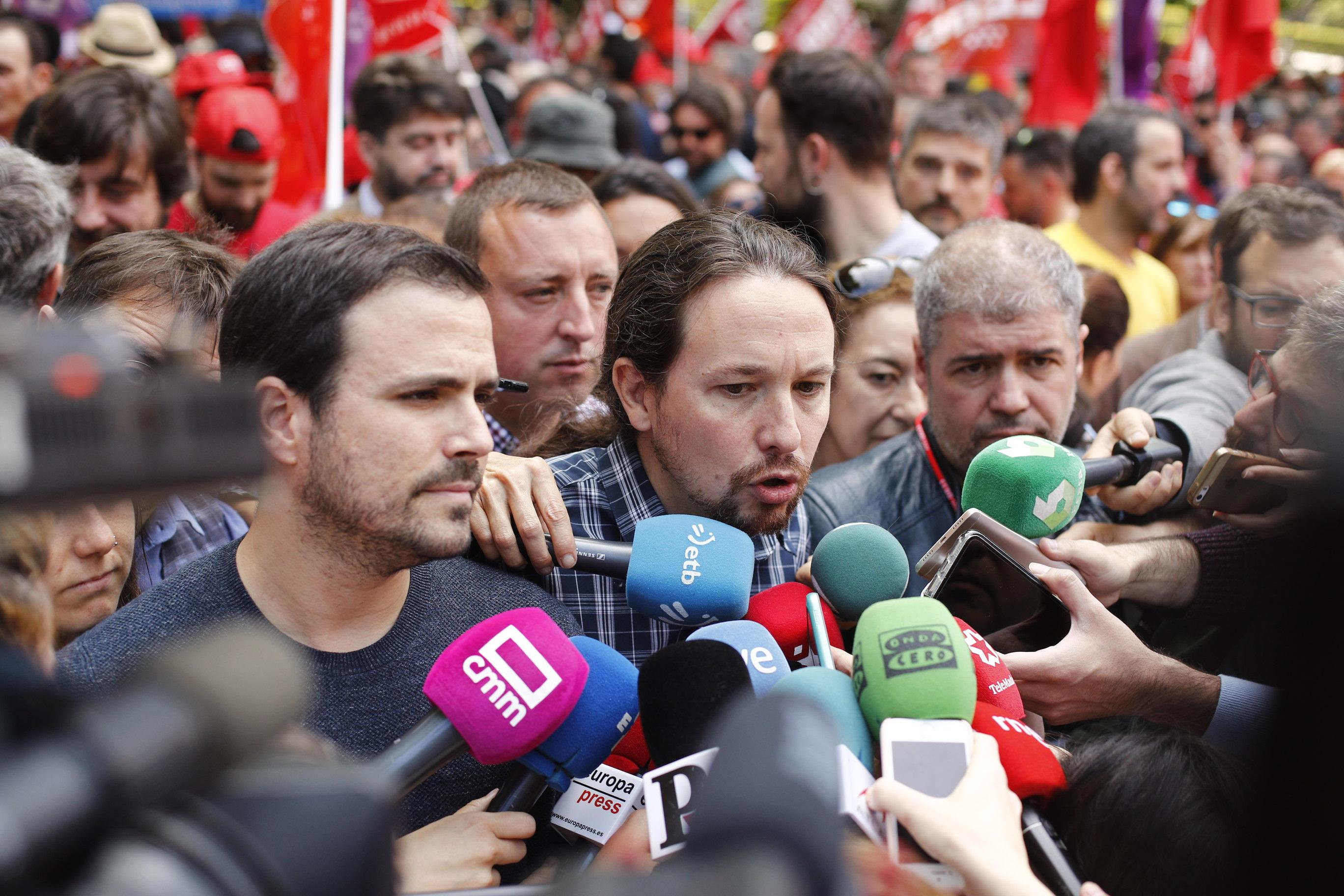  El secretario general de Podemos Pablo Iglesias atiende a los medios junto al coordinador general de Izquierda Unida Alberto Garzón antes de la manifestación por el 1 de mayo 