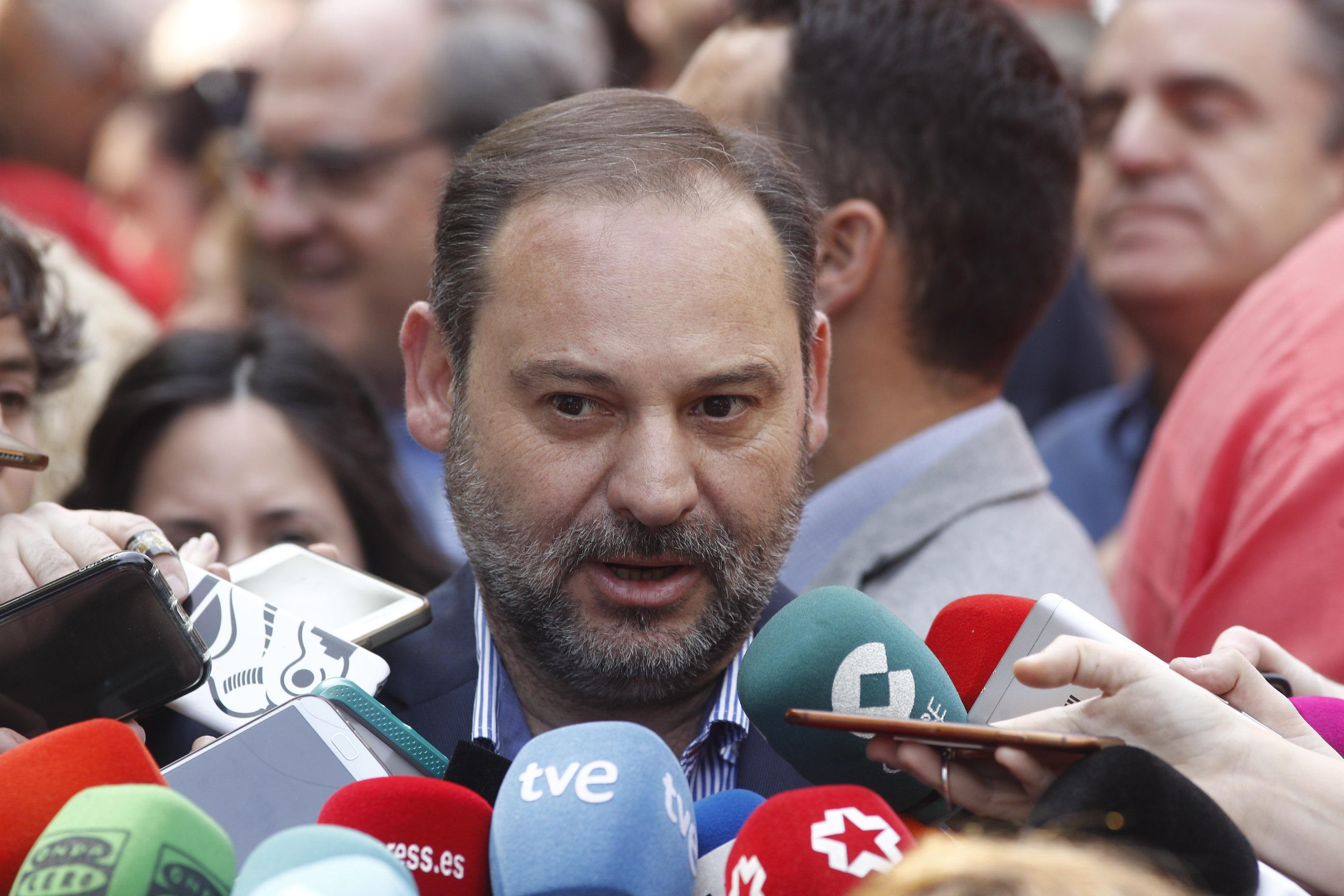 El secretario de Organización del PSOE José Luis Ábalos atiende a los medios previo a la manifestación por el 1 de mayo 