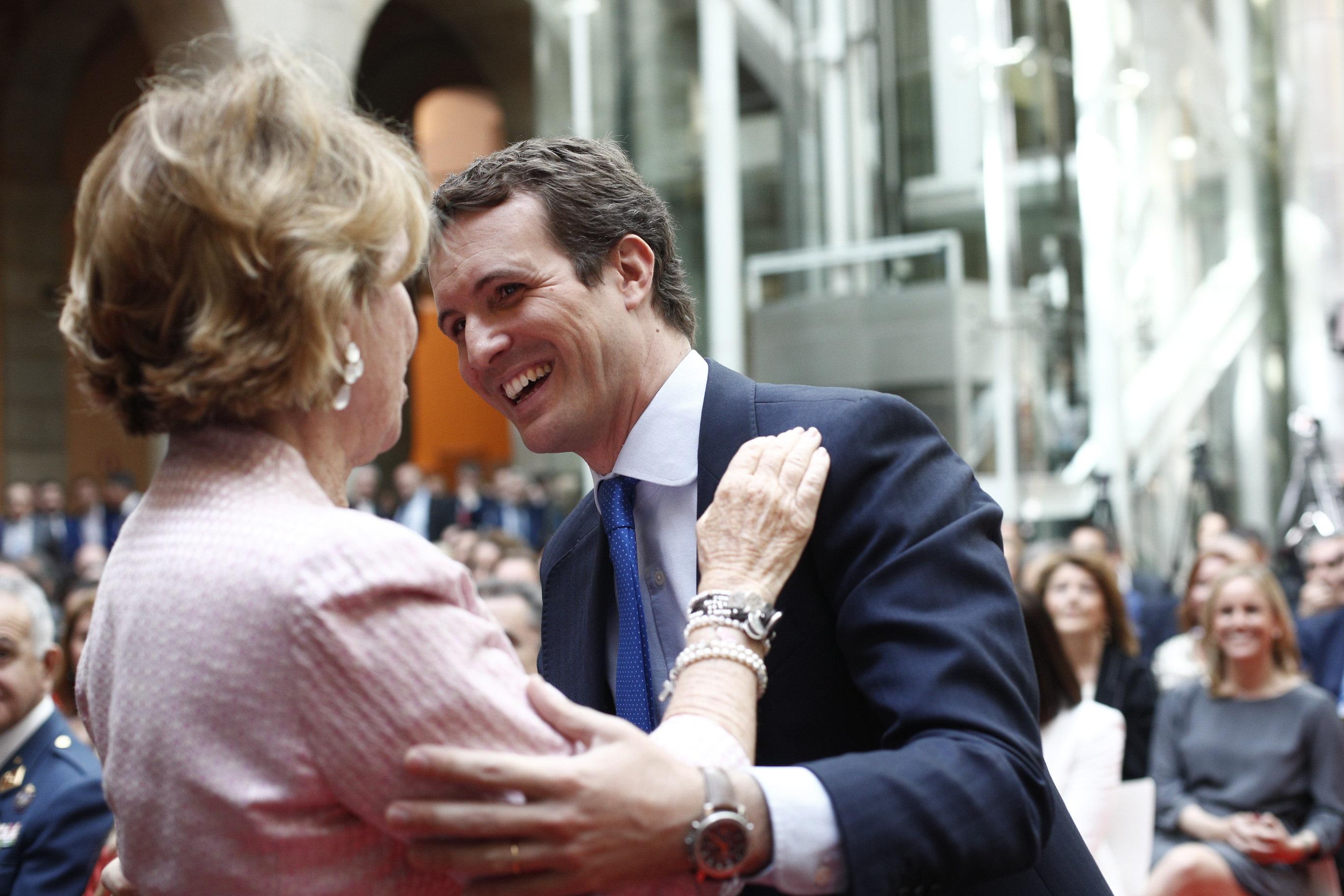 El presidente del PP Pablo Casado saluda a la expresidenta de la Comunidad de Madrid Esperanza Aguirre antes del acto de imposición de la Medalla de la Comunidad de Madrid y de las Condecoraciones de la Orden del 2 de M