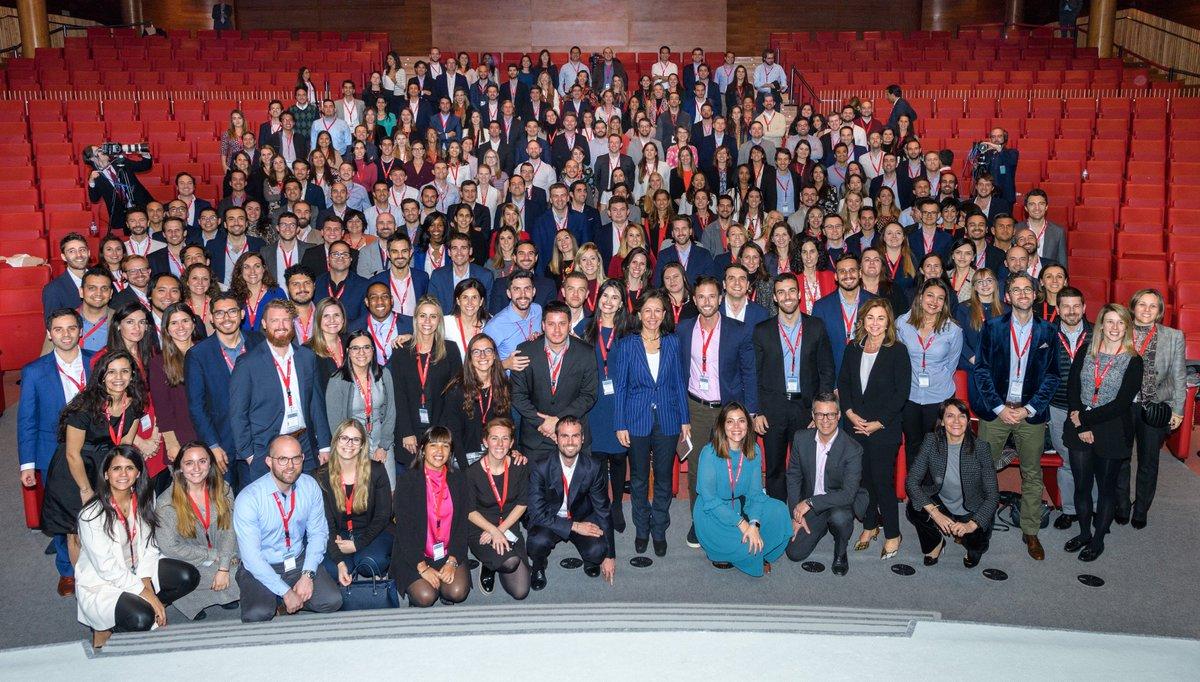 El foro Young Leaders Summit del Banco Santander es una herramienta clave para descubrir el liderazgo entre los empleados más jovénes y fomentar el intercambio internacional de experiencias. En la imagen, Ana Botín rodeada de asistentes al foro.