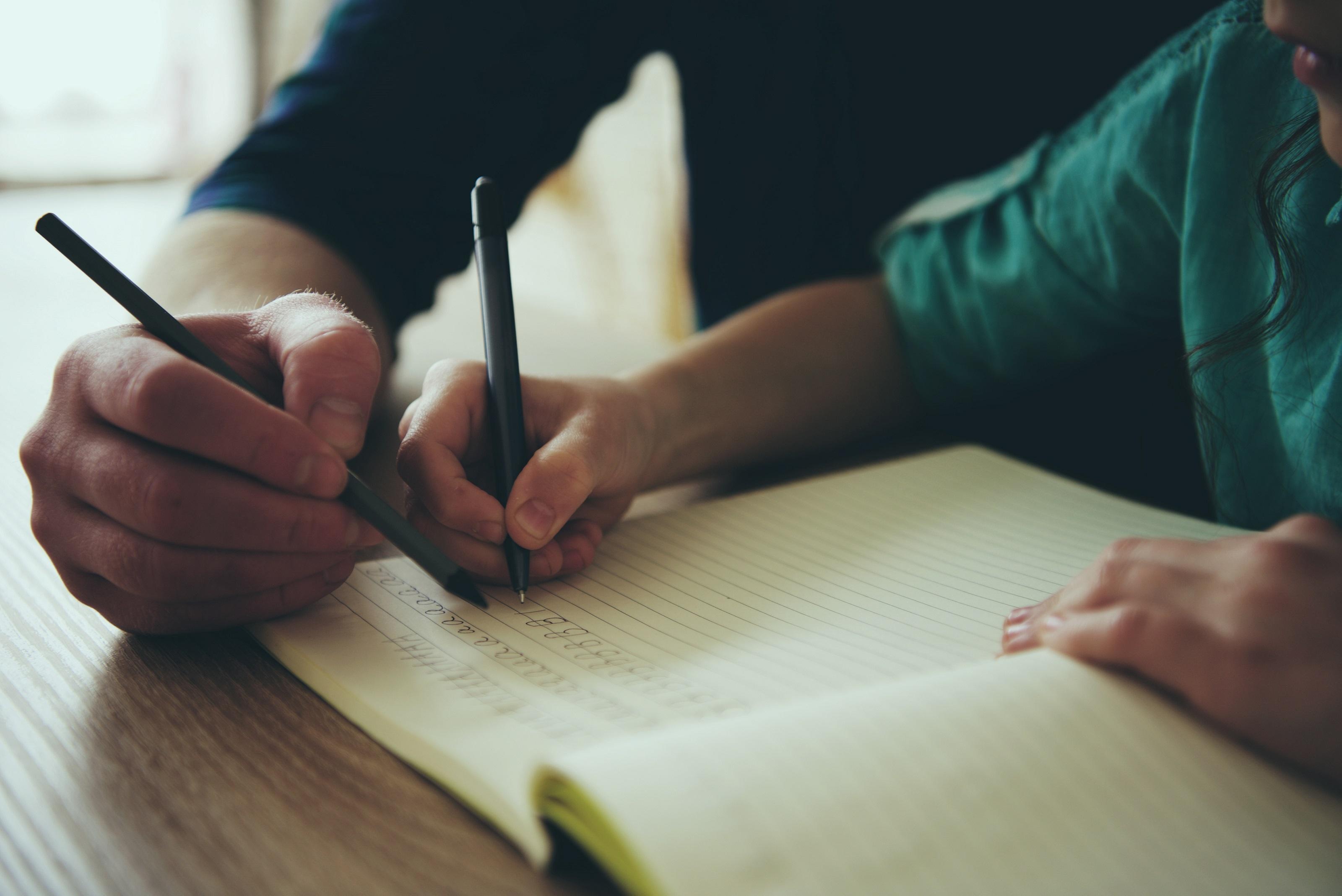 Un padre ayuda a su hijo en la realización de deberes del colegio (Foto: Shutterstock Veres Production)