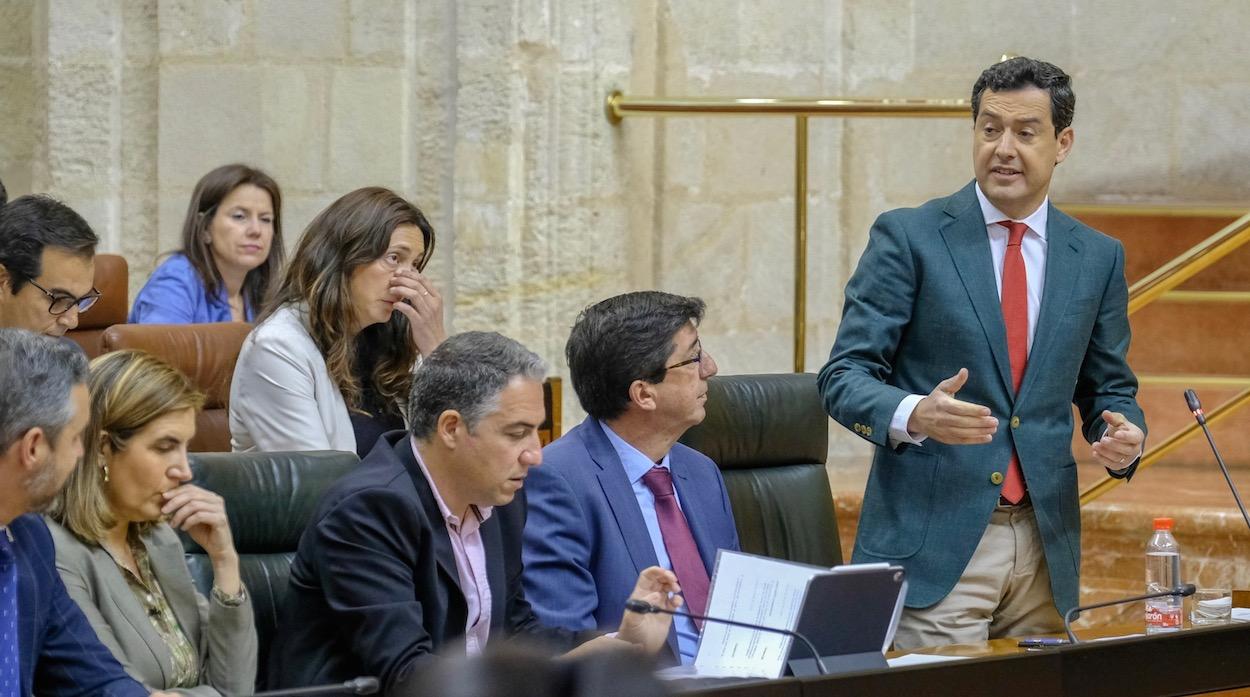 El presidente Juanma Moreno, en la sesión de control de este viernes en el Parlamento.