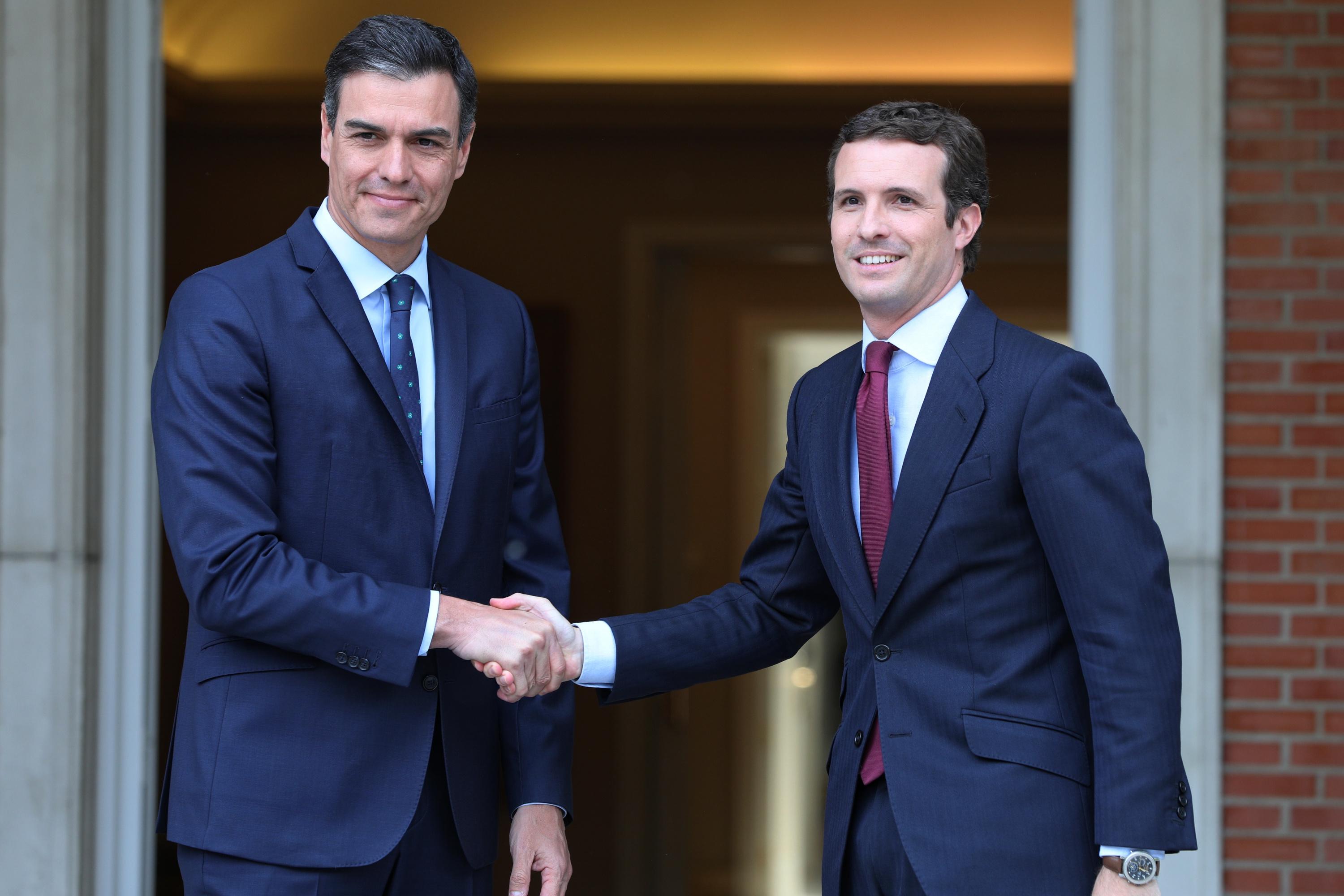 El presidente del Gobierno en funciones Pedro Sánchez recibe al líder del PP Pablo Casado en Moncloa
