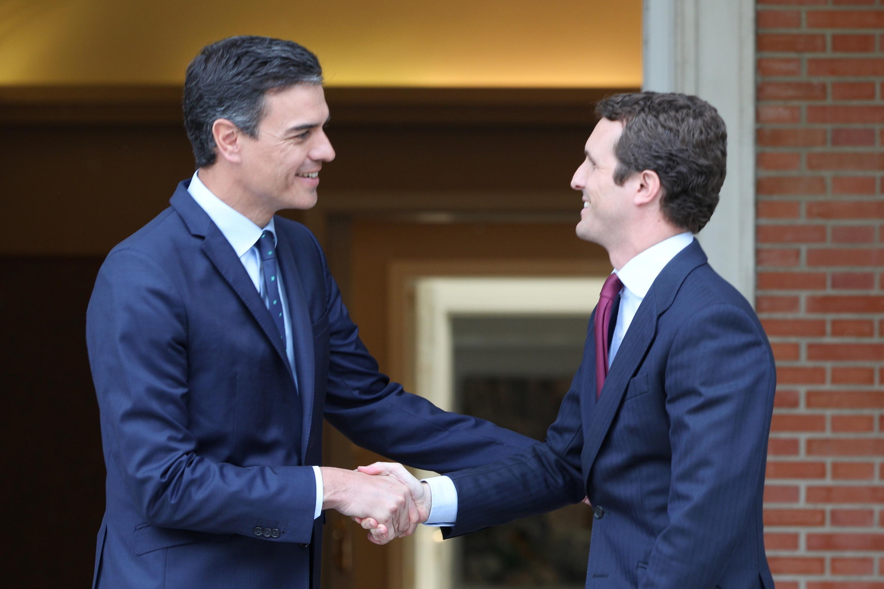 El presidente del Gobierno en funciones Pedro Sánchez recibe al líder del PP Pablo Casado en Moncloa. Europa Press.