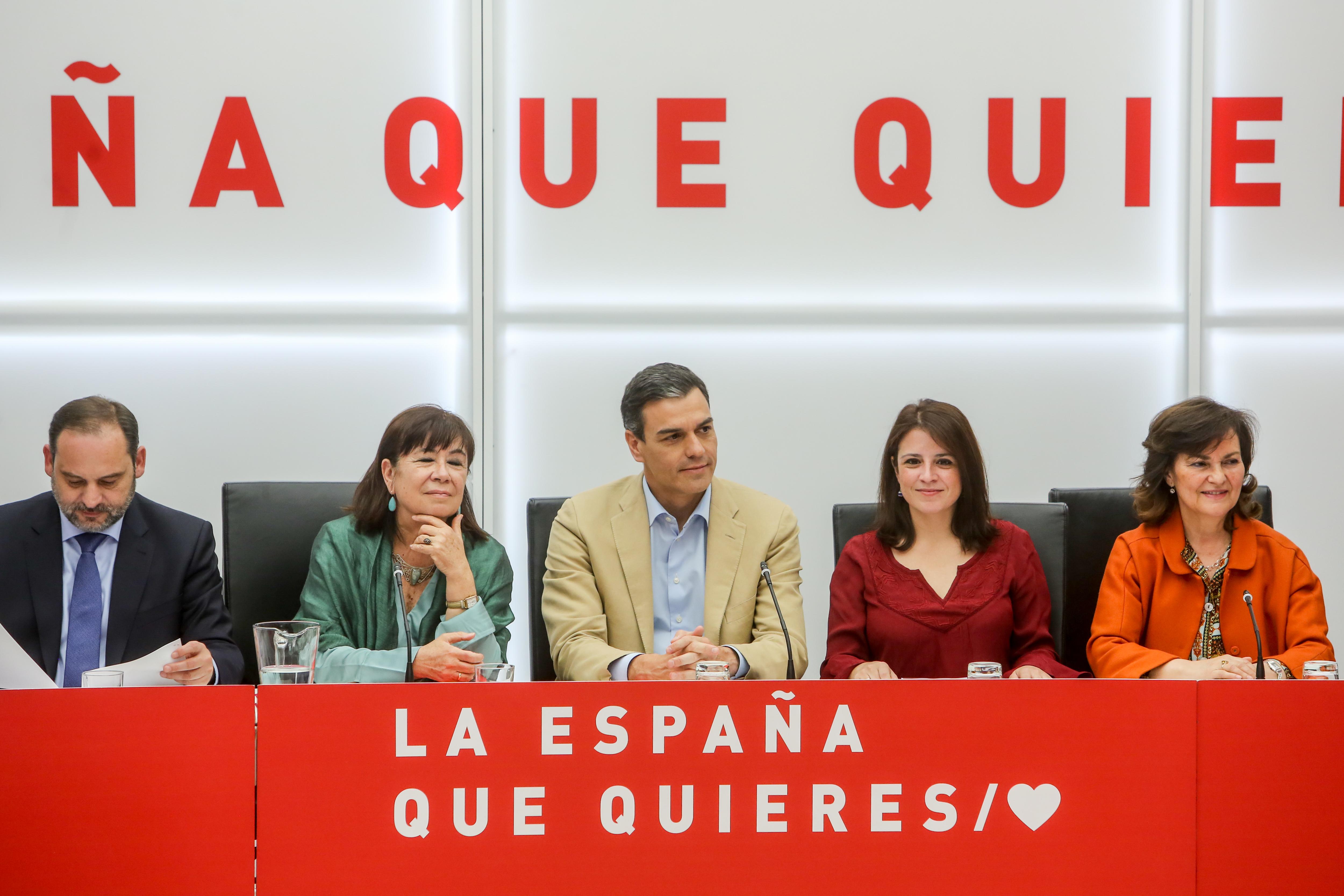Pedro Sánchez y otros miembros de la Ejecutiva del PSOE