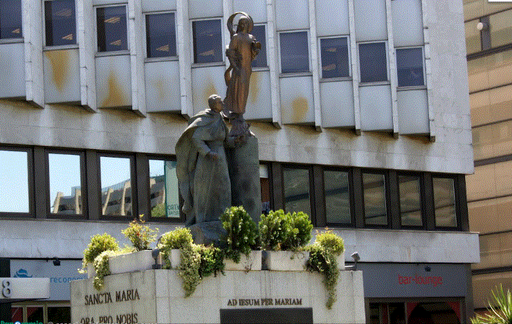 El último revés de Intereconomía: retiran la estatua que Ariza levantó en Madrid para honrar a Juan Pablo II