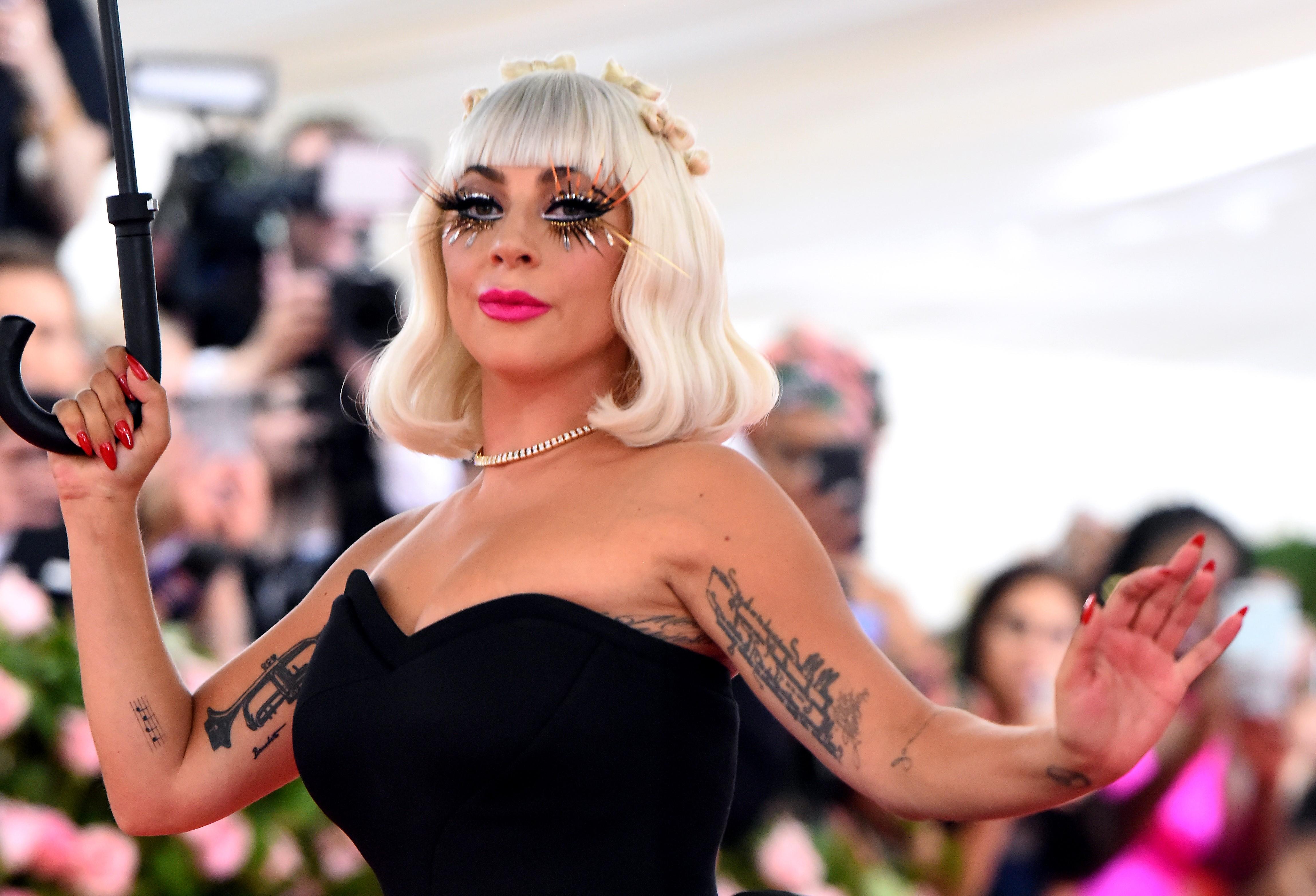 Lady Gaga posa en la alfombra de la Gala MET 2019 - Fuente: Jennifer Graylock/PA Wire/dpa