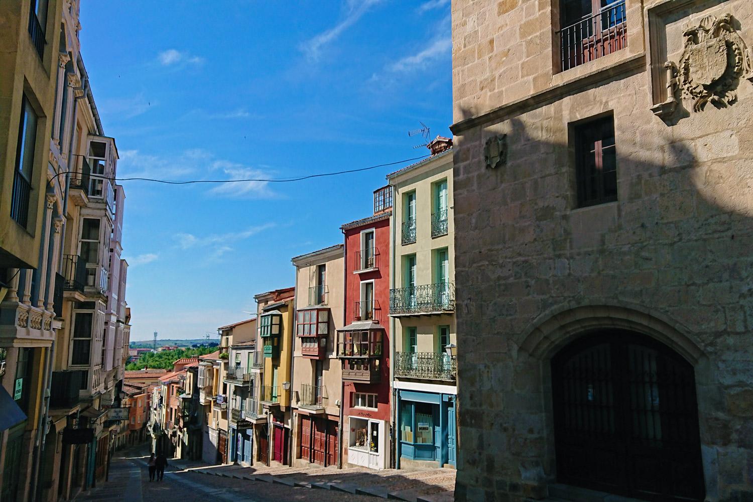 La calle Balborraz, en Zamora, es una de las más antiguas de la ciudad y está en el casco histórico de la ciudad, con inicio en la plaza Mayor.