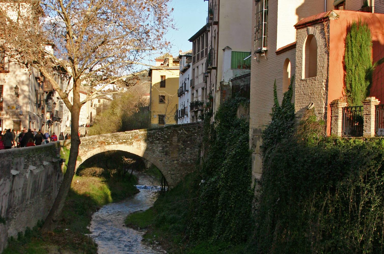 La calle del Darro es una de las vías más antiguas de Granada, y también una de las más concurridas y atractivas, desde donde se puede ver la Alhambra y pasear al lado del río Darro