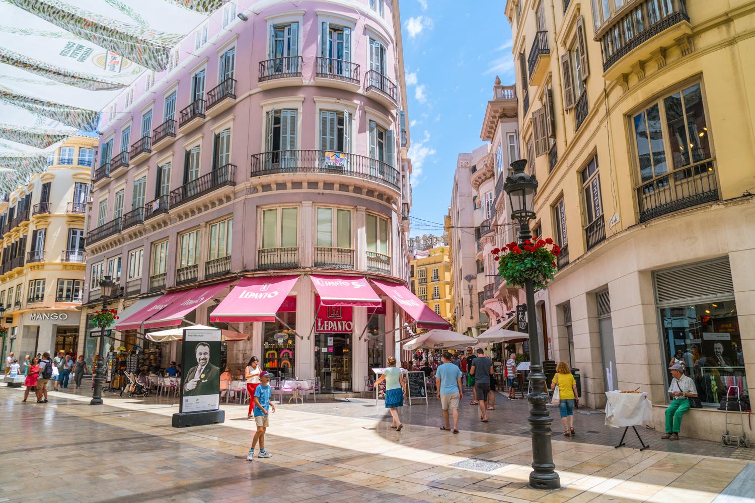 En 2018, la calle Marqués de Larios de Málaga, del siglo XIX, fue la tercera calle más cara de España, y es considerada una de las vías más elegantes del país.