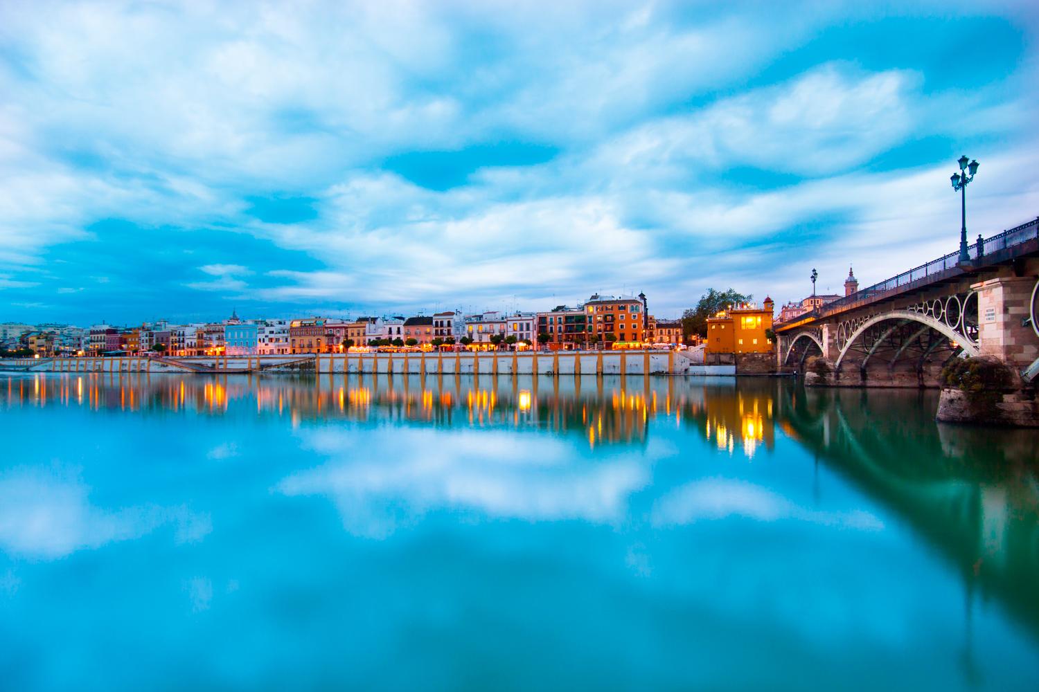 El puente de Isabel II de Sevilla, más conocido como Puente de Triana, une el centro de la ciudad con el barrio de Triana, pasando por el río Guadalquivir. Es el puente de hierro más antiguo de España, finalizado en 1852.