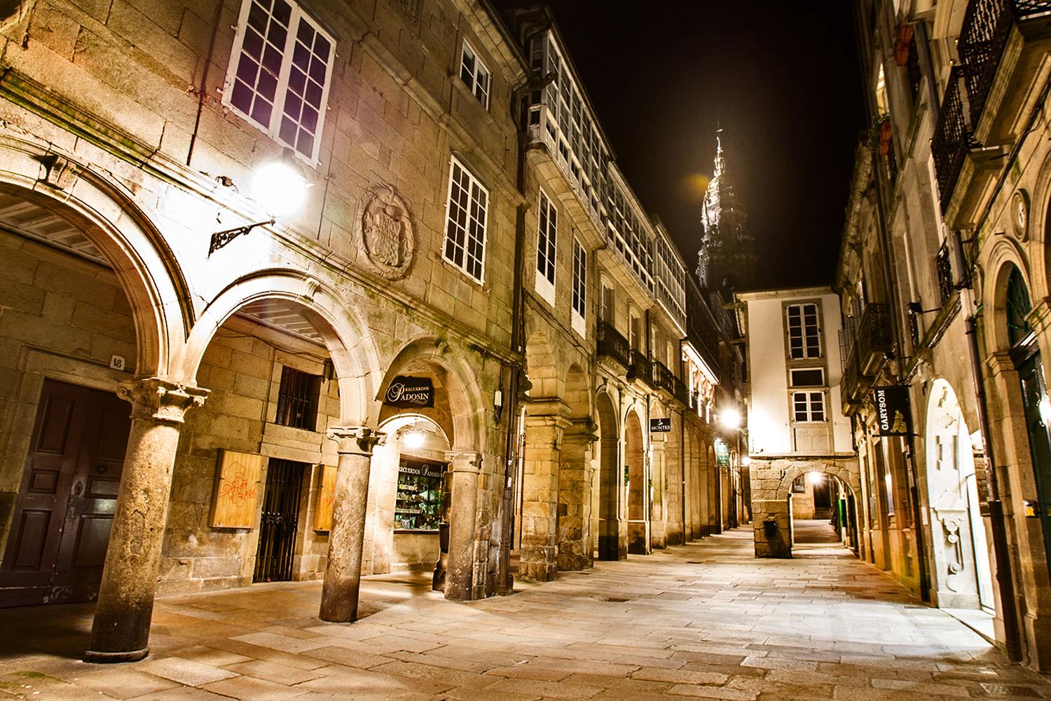 Santiago de Compostela, capital de Galicia, es Patrimonio de la Humanidad por la Unesco desde 1985, y es uno de los tres núcleos de peregrinación del cristianismo, junto con Jerusalén y Roma.