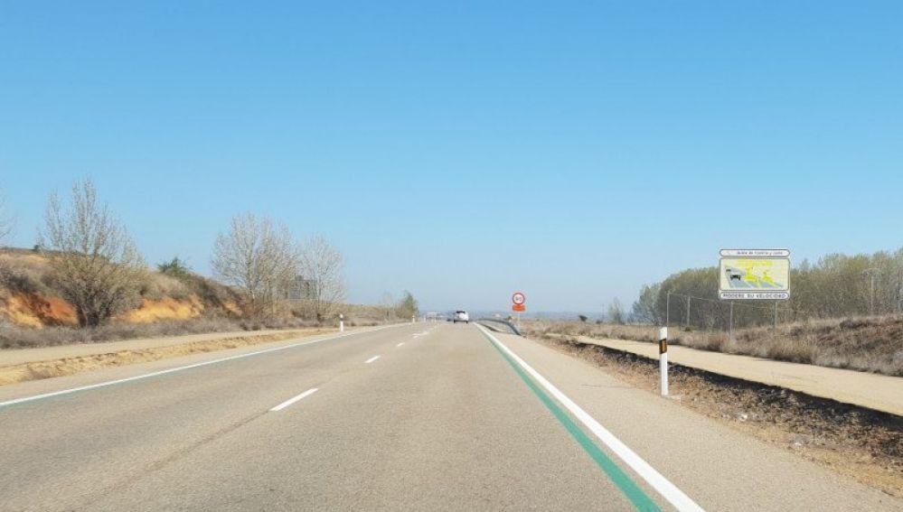 Imagen de carretera con líneas verdes en la calzada. La Sexta Imagen de carretera con líneas verdes en la calzada. La Sexta