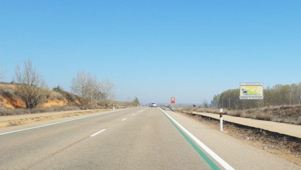 Imagen de carretera con líneas verdes en la calzada. La Sexta