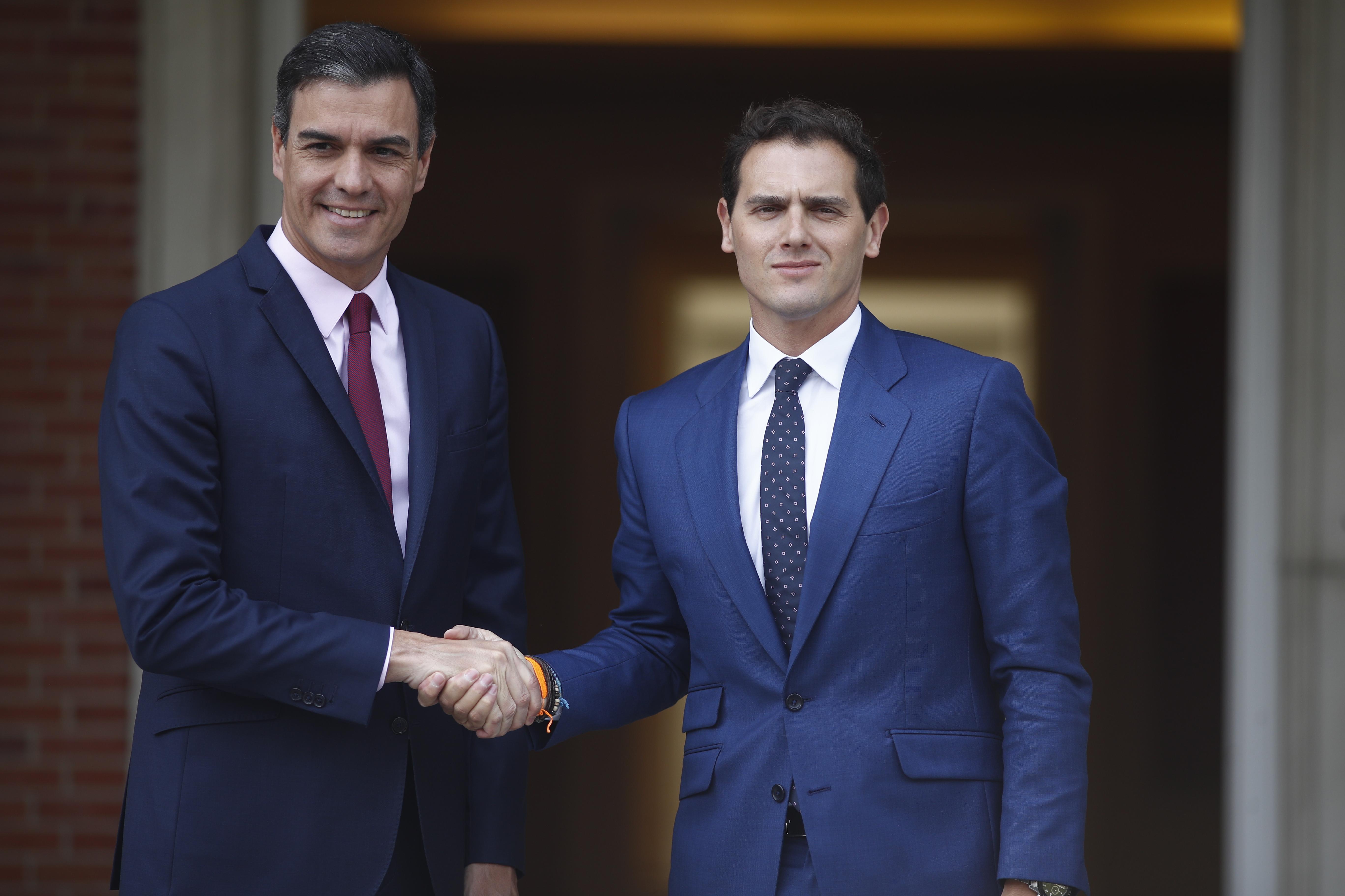 Pedro Sánchez recibe a Albert Rivera en el Palacio de Moncloa. Europa Press.