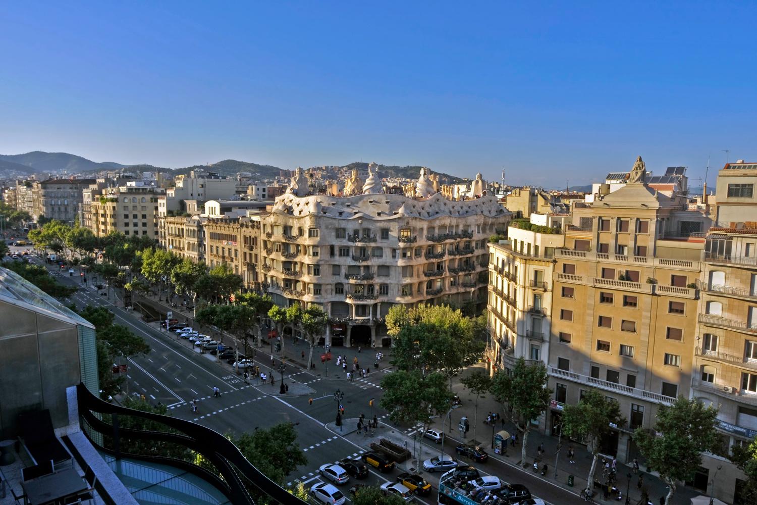 La Casa Milà, conocida como La Pedrera, es un edificio de estilo modernista diseñado por Antoni Gaudí, y construido entre 1906 y 1910 en el paseo de Gracia.