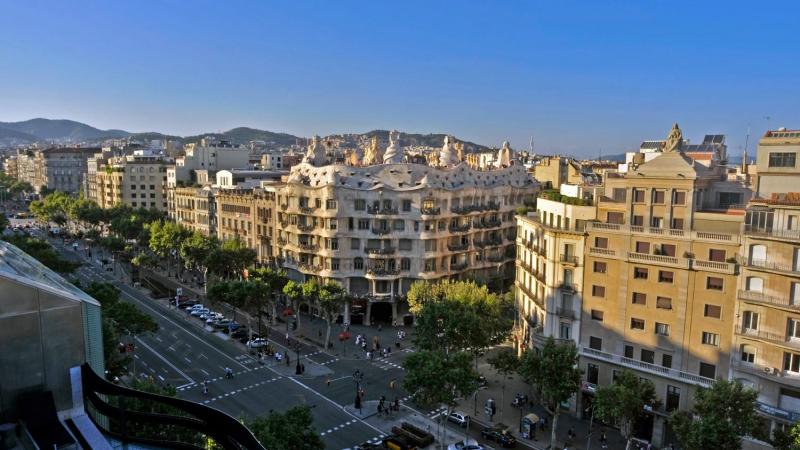 La Casa Milà, conocida como La Pedrera, es un edificio de estilo modernista diseñado por Antoni Gaudí, y construido entre 1906 y 1910 en el paseo de Gracia. La Casa Milà, conocida como La Pedrera, es un edificio de estilo modernista diseñado por Antoni Gaudí, y construido entre 1906 y 1910 en el paseo de Gracia.