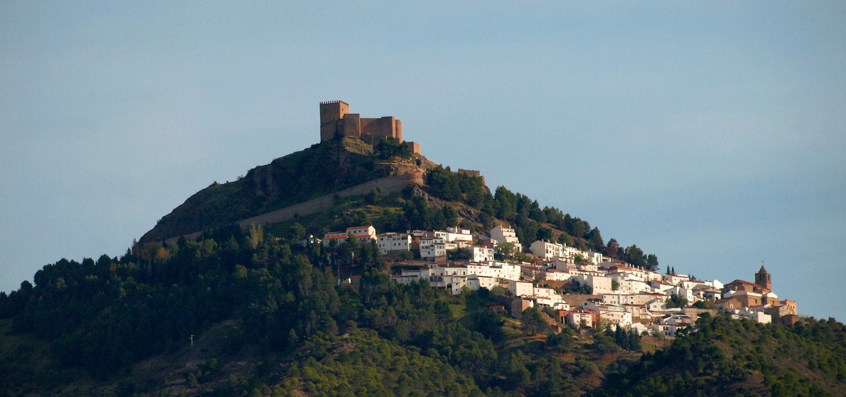 Vista de la localidad y del castillo de Segura de la Sierra (Jaén)