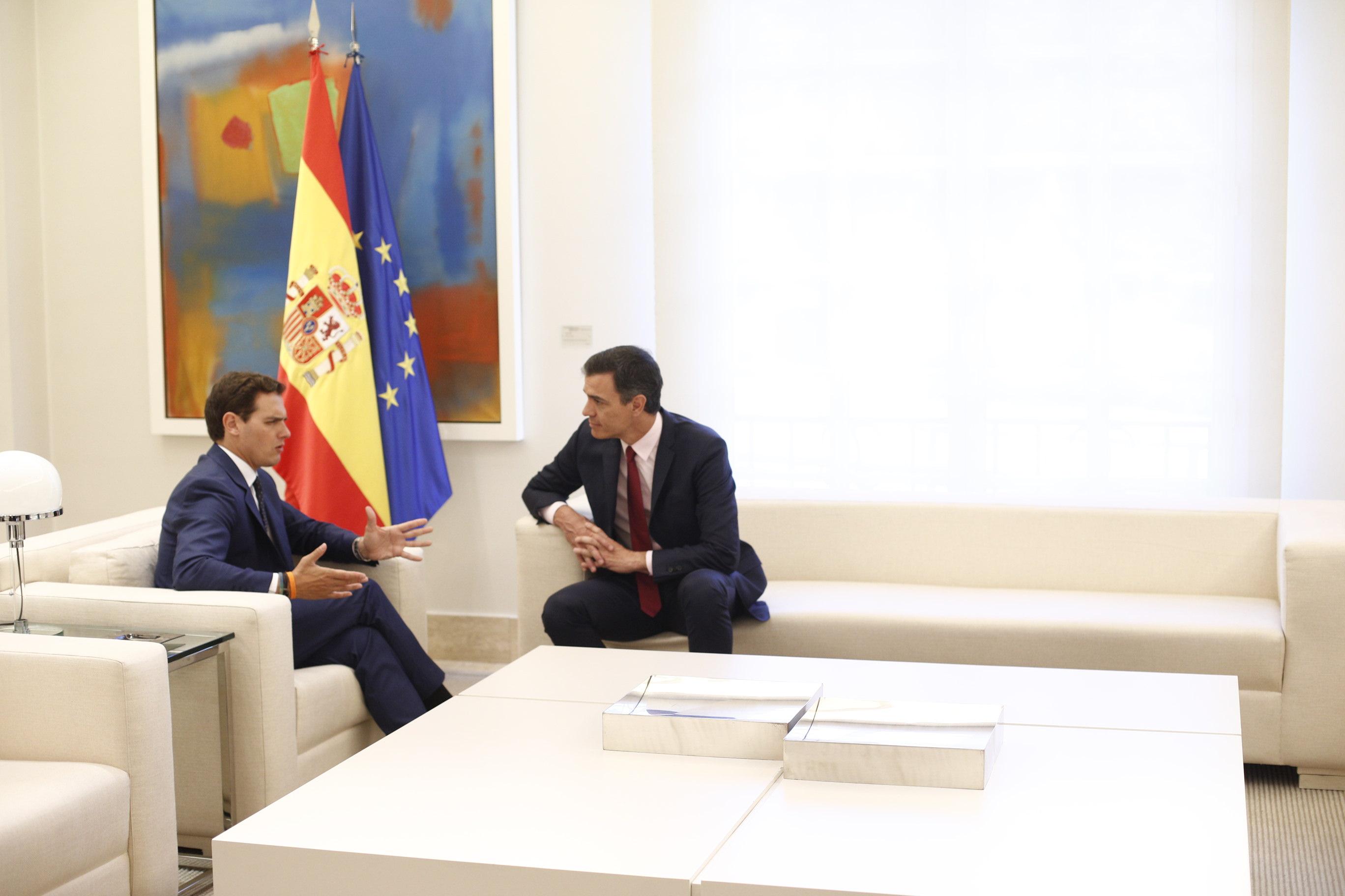El presidente del Gobierno, Pedro Sánchez, recibe al presidente de Ciudadanos, Albert Rivera, en el Palacio de Moncloa.