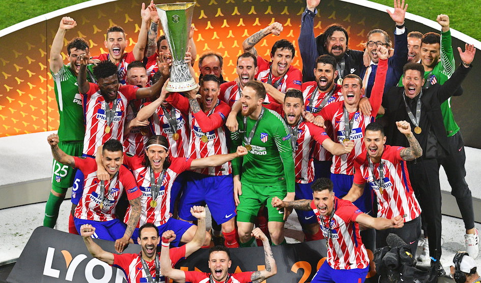 Antoine Griezmann de Atlético Madrid celebra con el trofeo de campeón de la Liga Europa al vencer 3-0 en la final a Olympique Marsella, en Lyon (Francia). 