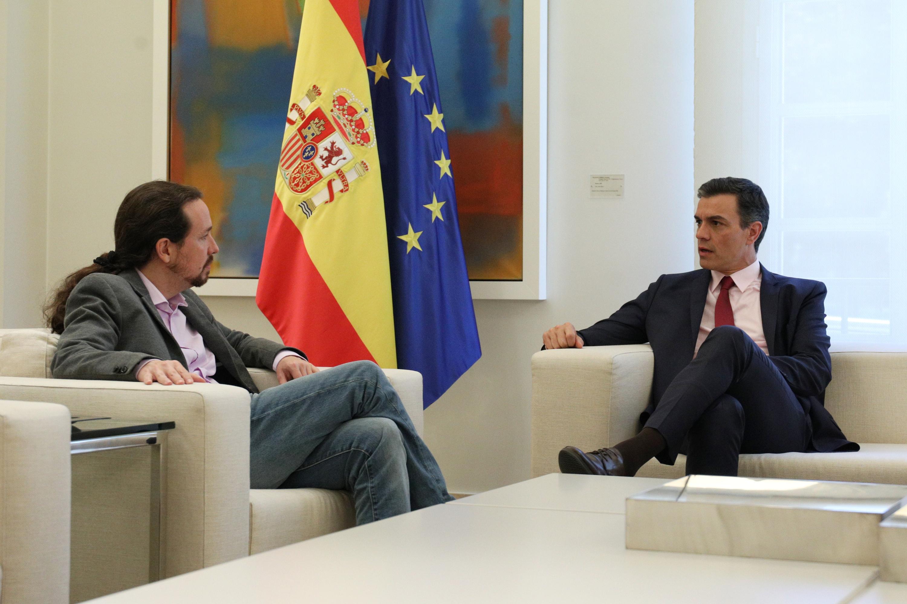 El presidente del Gobierno, Pedro Sánchez, recibe a Pablo Iglesias en el Palacio de la Moncloa 