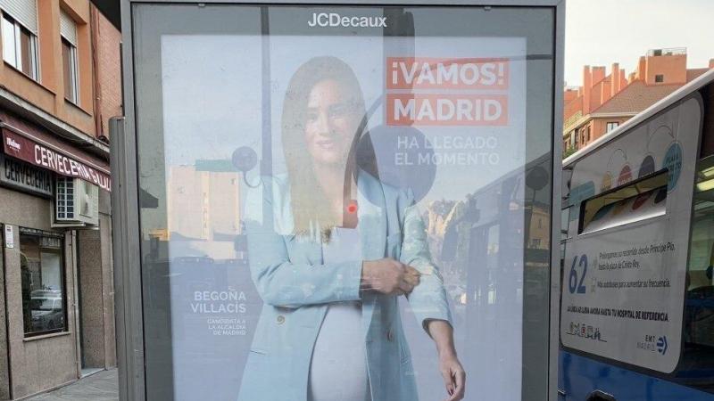 Cartel electoral de Begoña Villacís en una marquesina. Cartel electoral de Begoña Villacís en una marquesina.