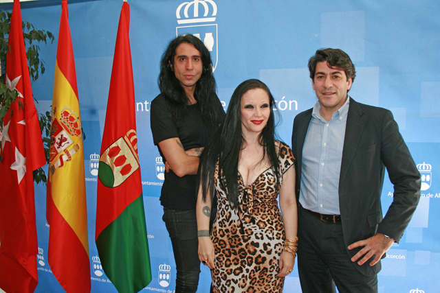David Pérez (derecha) junto a los cantantes Alaska y Mario Vaquerizo