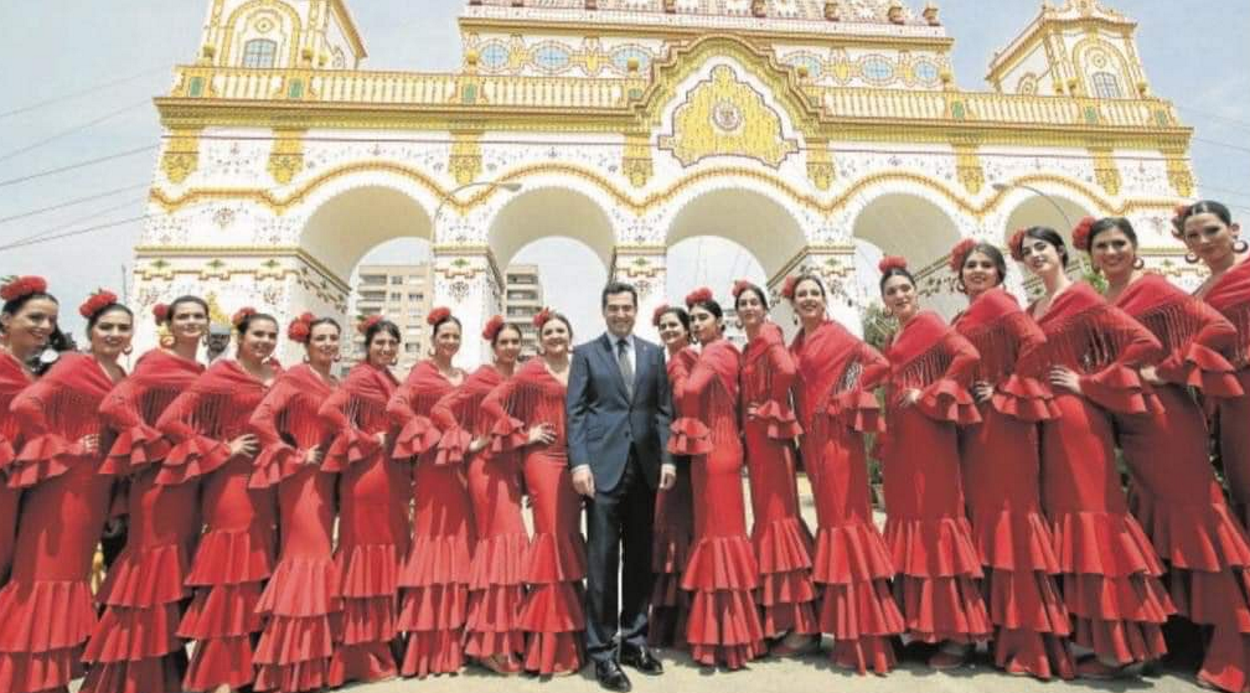 Juanma Moreno Bonilla se fotografái con una veintena de mujeres