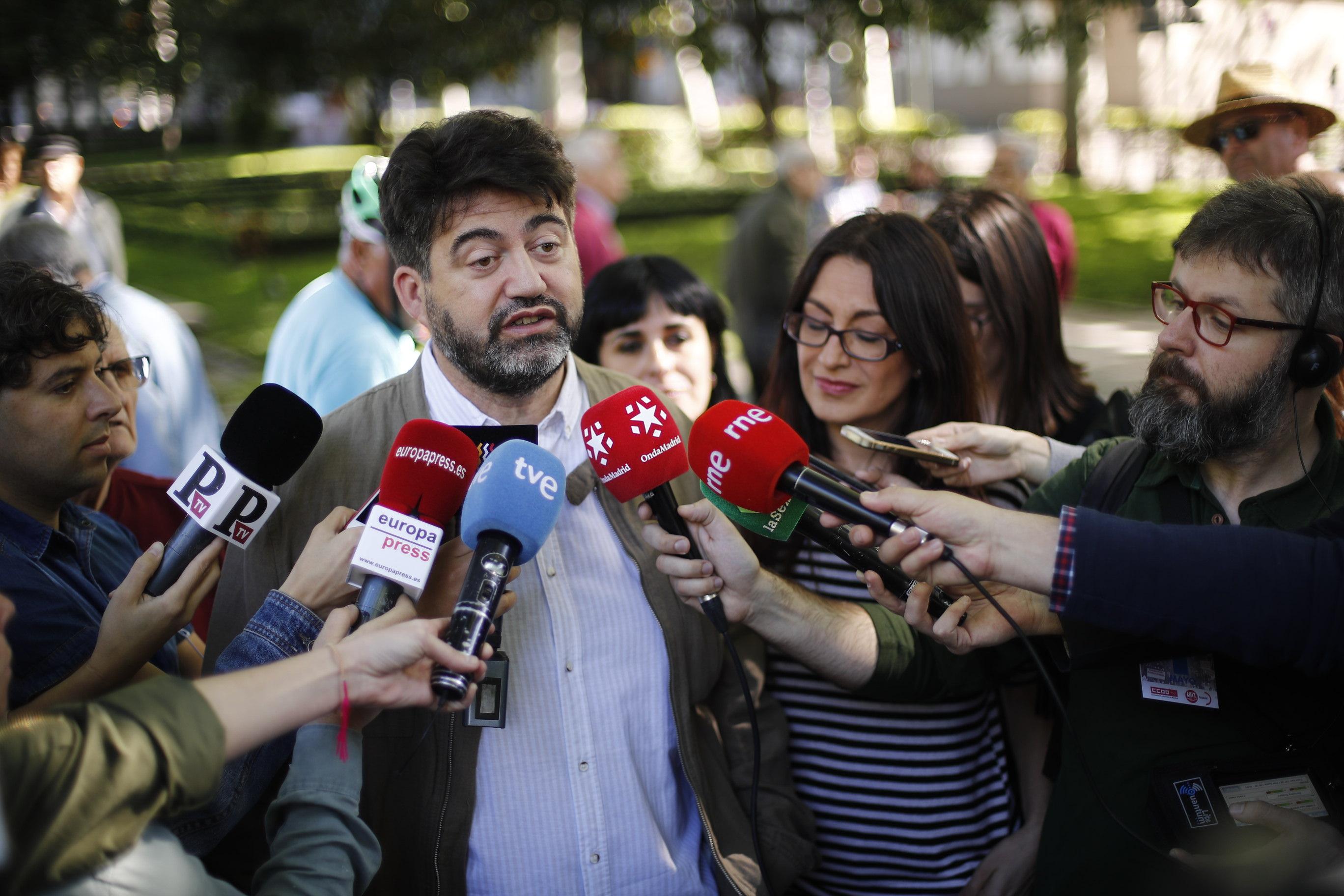 El cabeza de lista de Madrid en Pie Municipalista, Carlos Sánchez Mato, interviene ante los medios de comunicación antes de la manifestación por el 1 de mayo. 