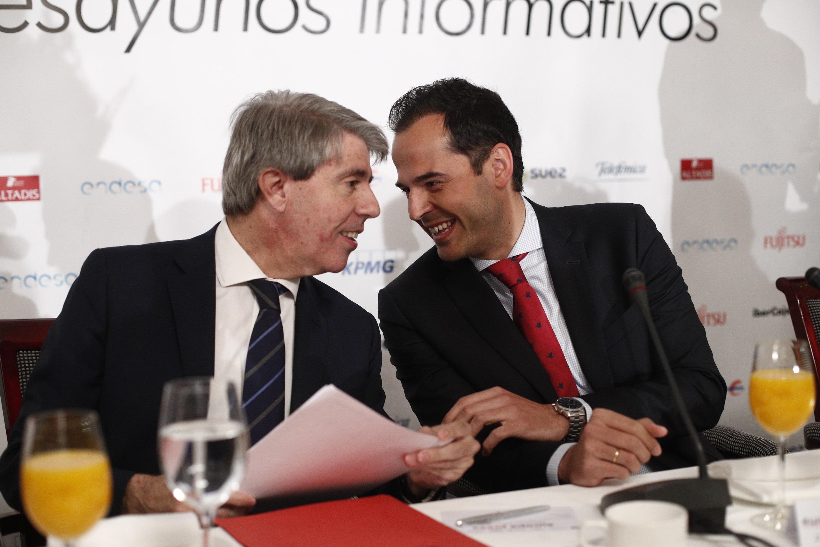 El candidato de Cs a la Asamblea de Madrid Ángel Garrido (izquierda) y el candidato de Cs a la Presidencia de la Comunidad de Madrid Ignacio Aguado (derecha) posan antes de participar