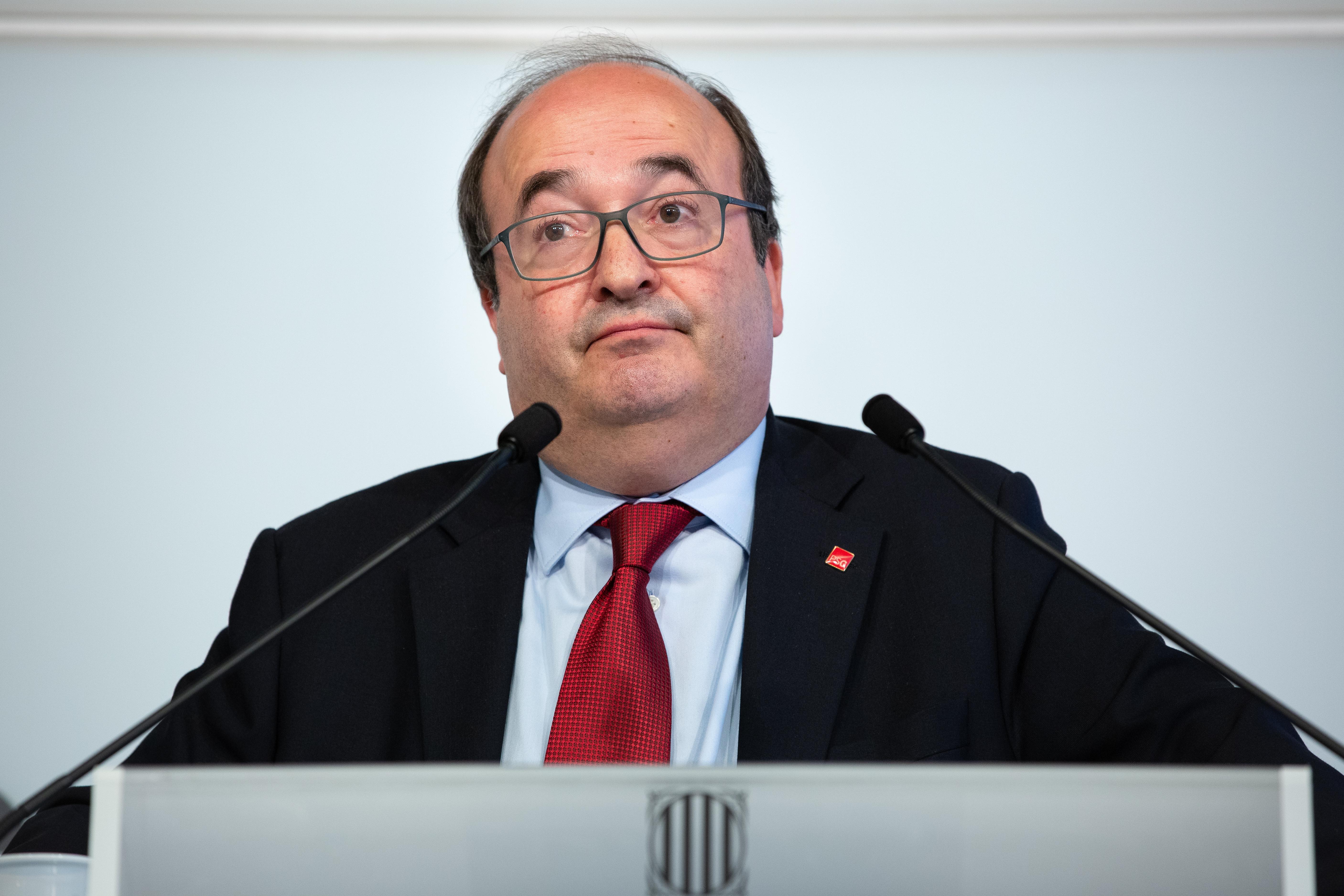 El primer secretario del PSC Miquel Iceta ofrece declaraciones a los medios de comunicación en el Parlamento de Catalunya. Europa Press.