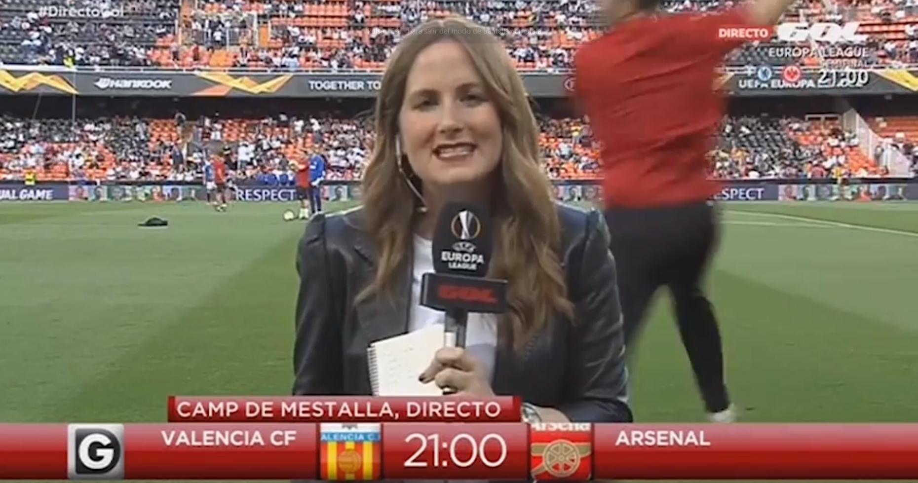 Mónica Benavent durante el calentamiento en Mestalla