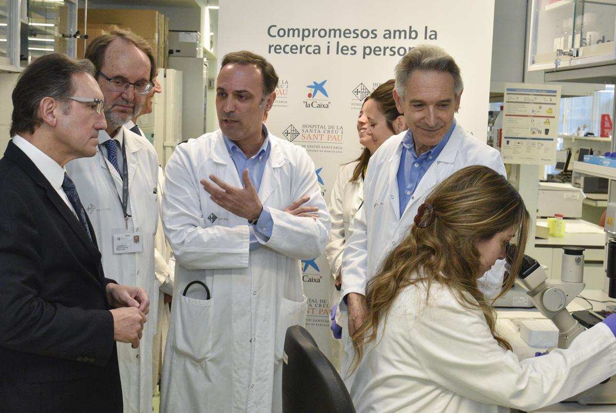 Javier Briones jefe Clínico del servicio de Hematologia del Hospital de Sant Pau y Jaume Giró, entre otros, momentos antes de la presentación del ensayo clínico