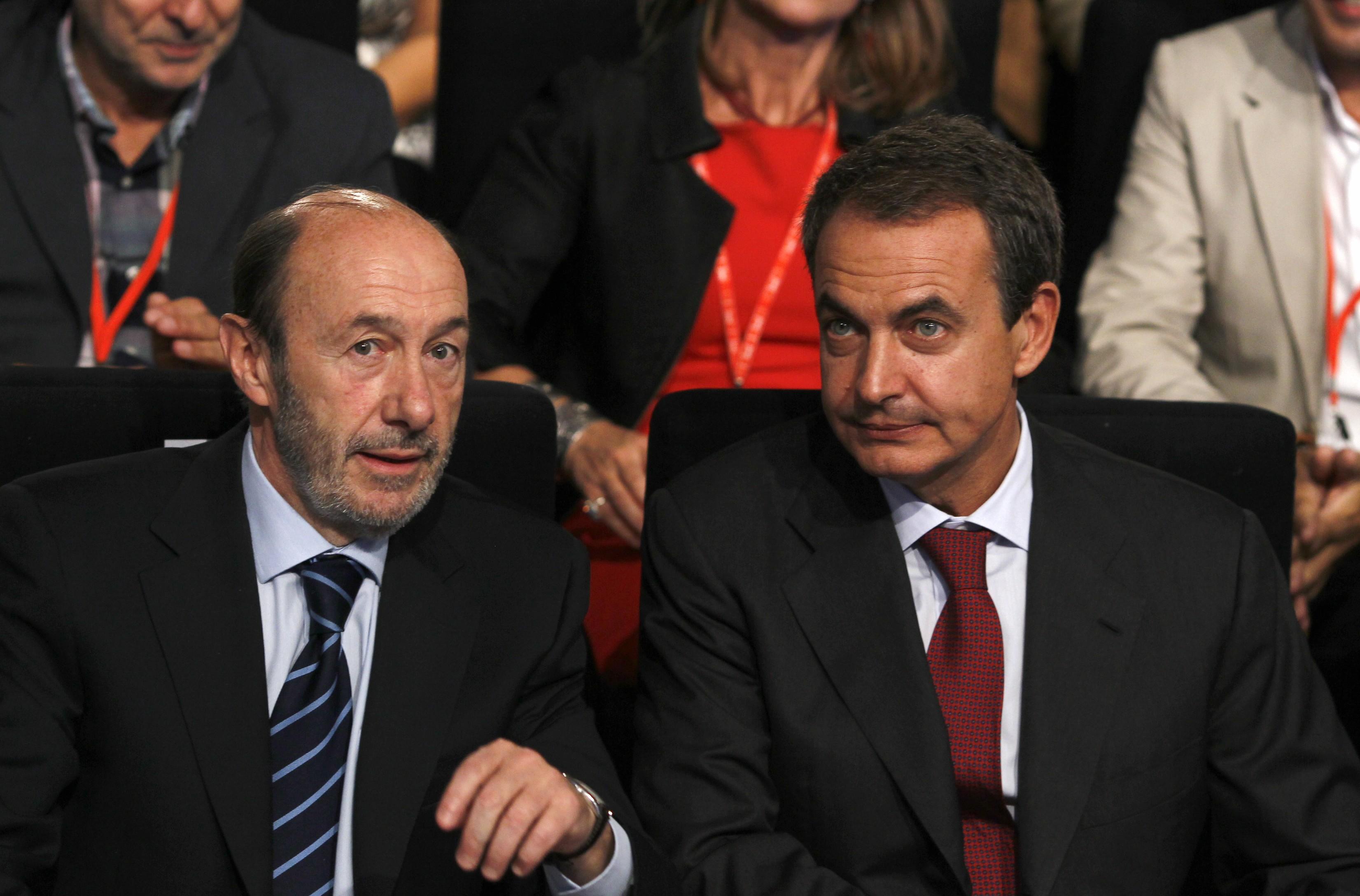  El exsecretario general del PSOE y exvicepresidente del Gobierno Alfredo Pérez Rubalcaba y el expresidente del Gobierno José Luis Rodríguez Zapatero durante un mitin del PSOE en 2011 