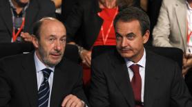  El exsecretario general del PSOE y exvicepresidente del Gobierno Alfredo Pérez Rubalcaba y el expresidente del Gobierno José Luis Rodríguez Zapatero durante un mitin del PSOE en 2011 