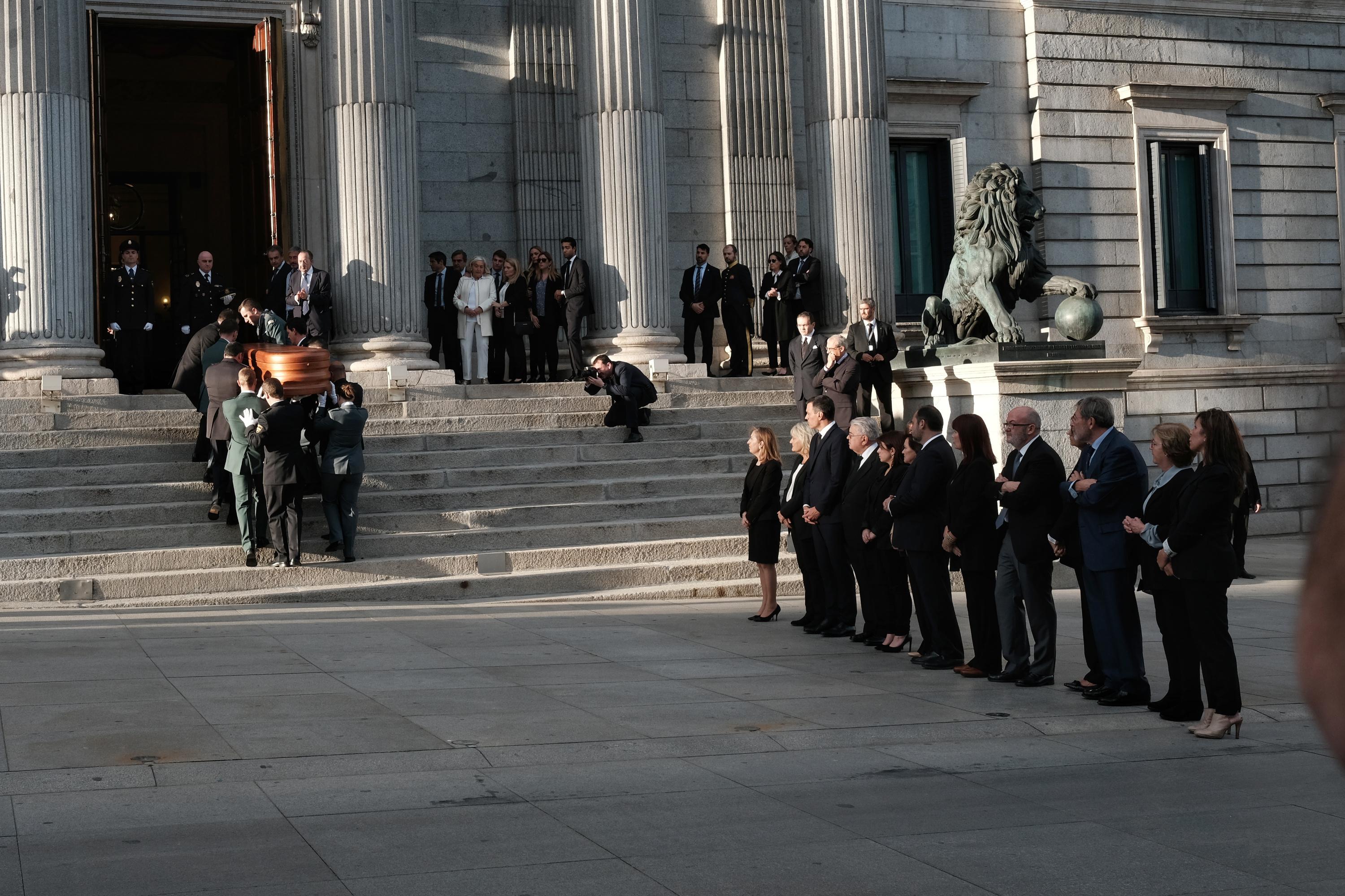 El presidente del Gobierno Pedro Sánchez y la presidenta del Congreso Ana Pastor acompañados ante el féretro en la capilla ardiente de Alfredo Rubalcaba en el Congreso de los Diputados en Madrid