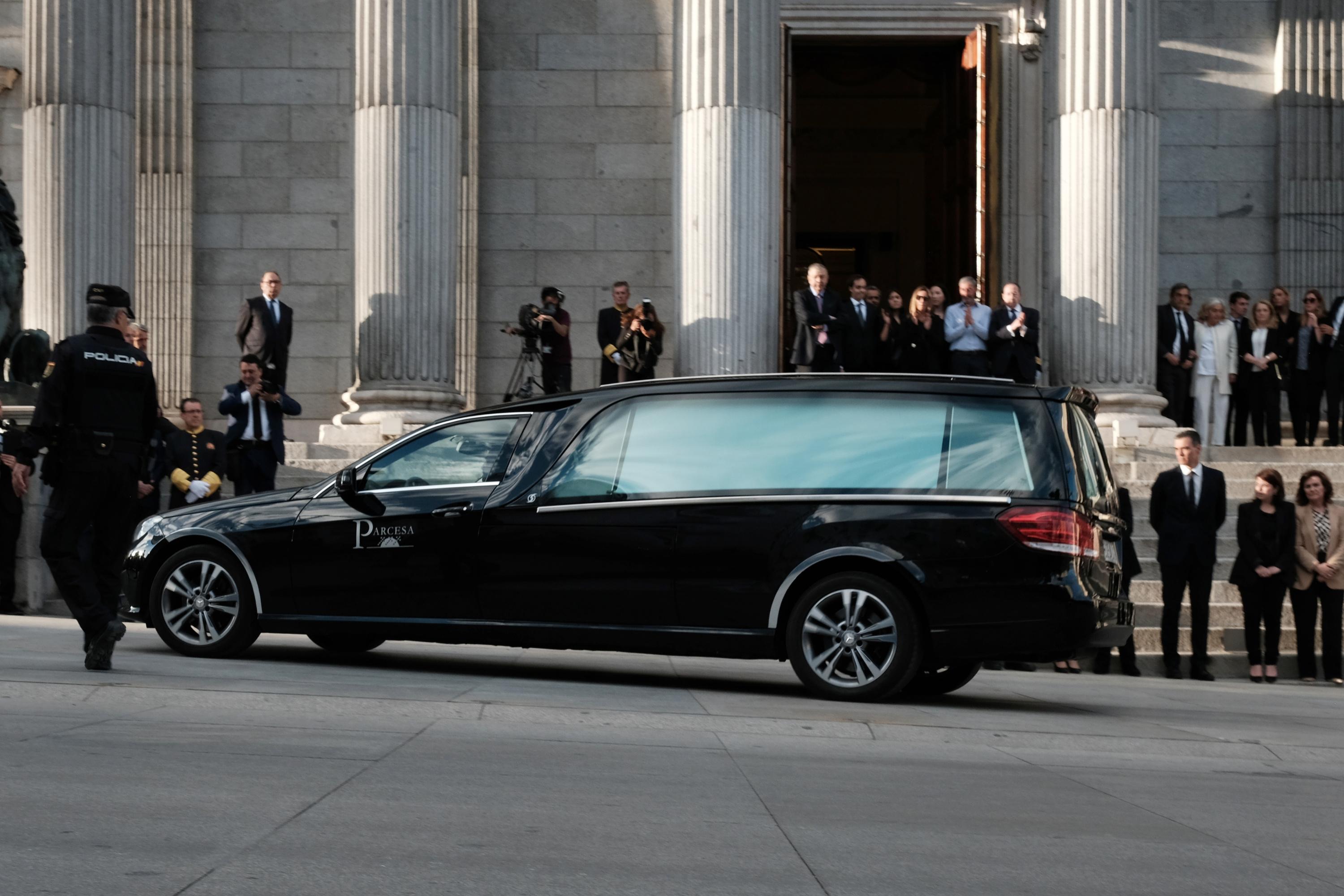 Coche fúnebre con los restos de Alfredo Rubalcaba en el Congreso de los Diputados en Madrid. Europa Press.