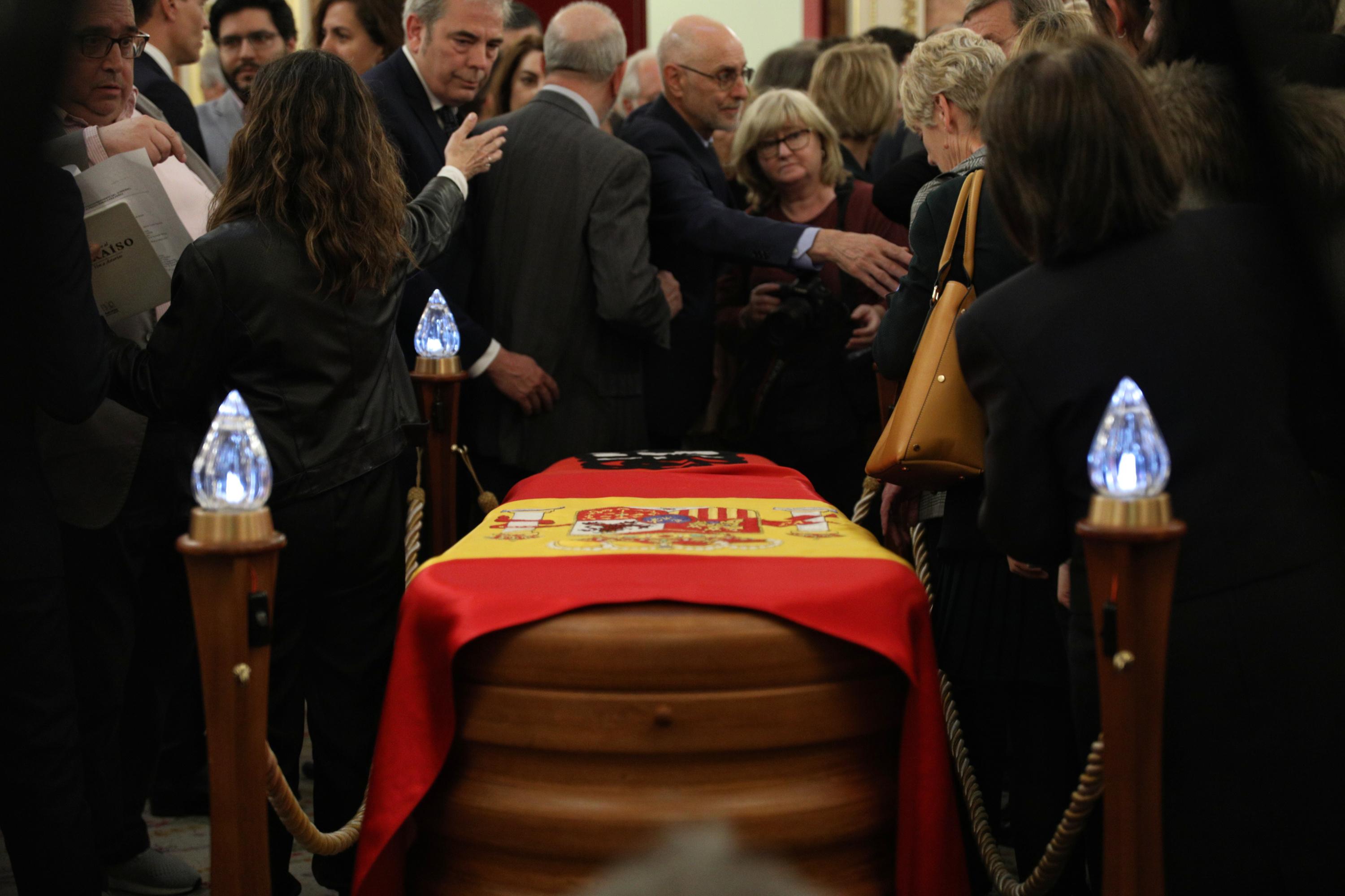 El féretro de Alfredo Pérez Rubalcaba en la capilla ardiente en el Congreso 