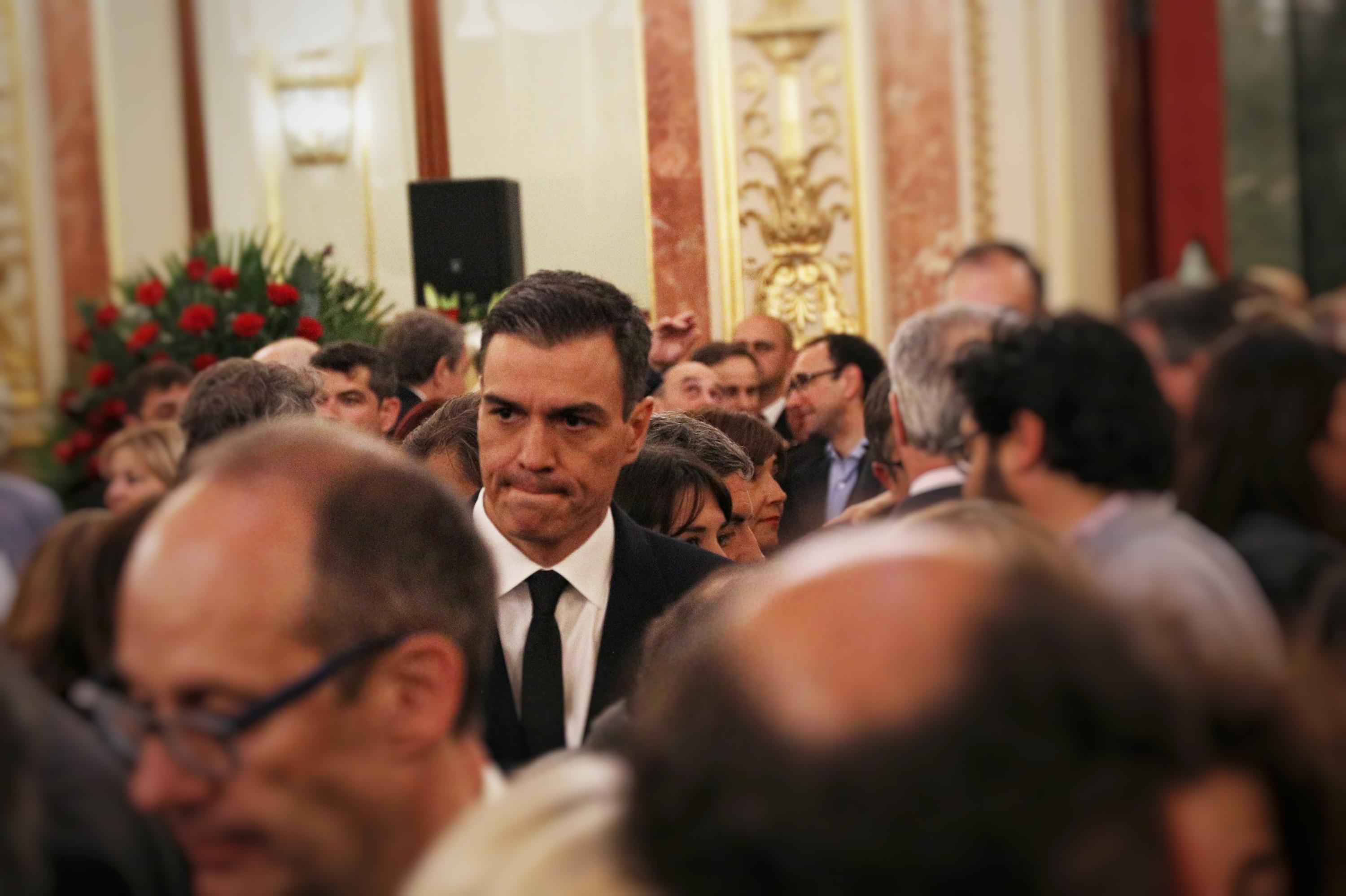 El presidente del Gobierno Pedro Sánchez en la capilla ardiente de Alfredo Pérez Rubalcaba en el Congreso 