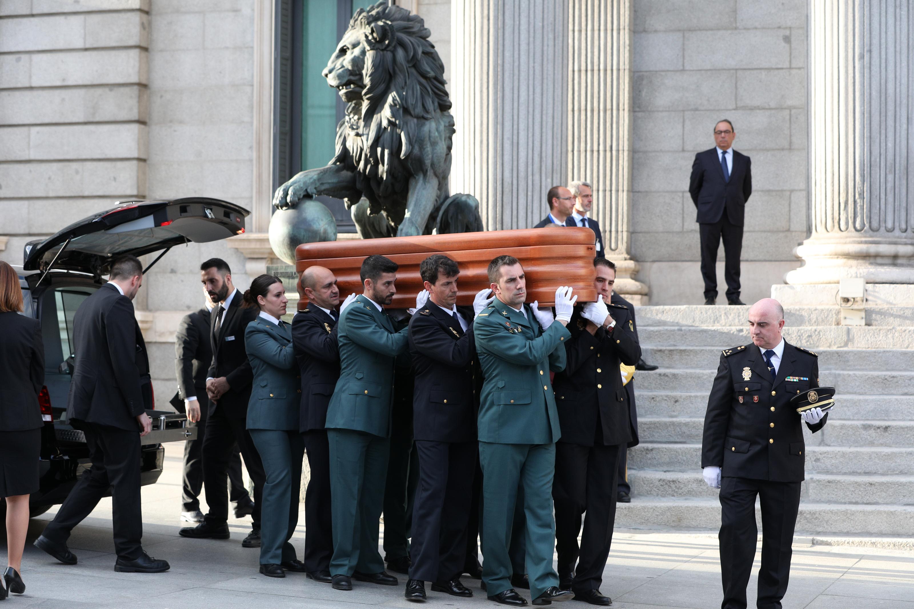 El ataúd de Alfredo Pérez Rubalcaba llega a la capilla ardiente en el Congreso de los Diputados en Madrid. 