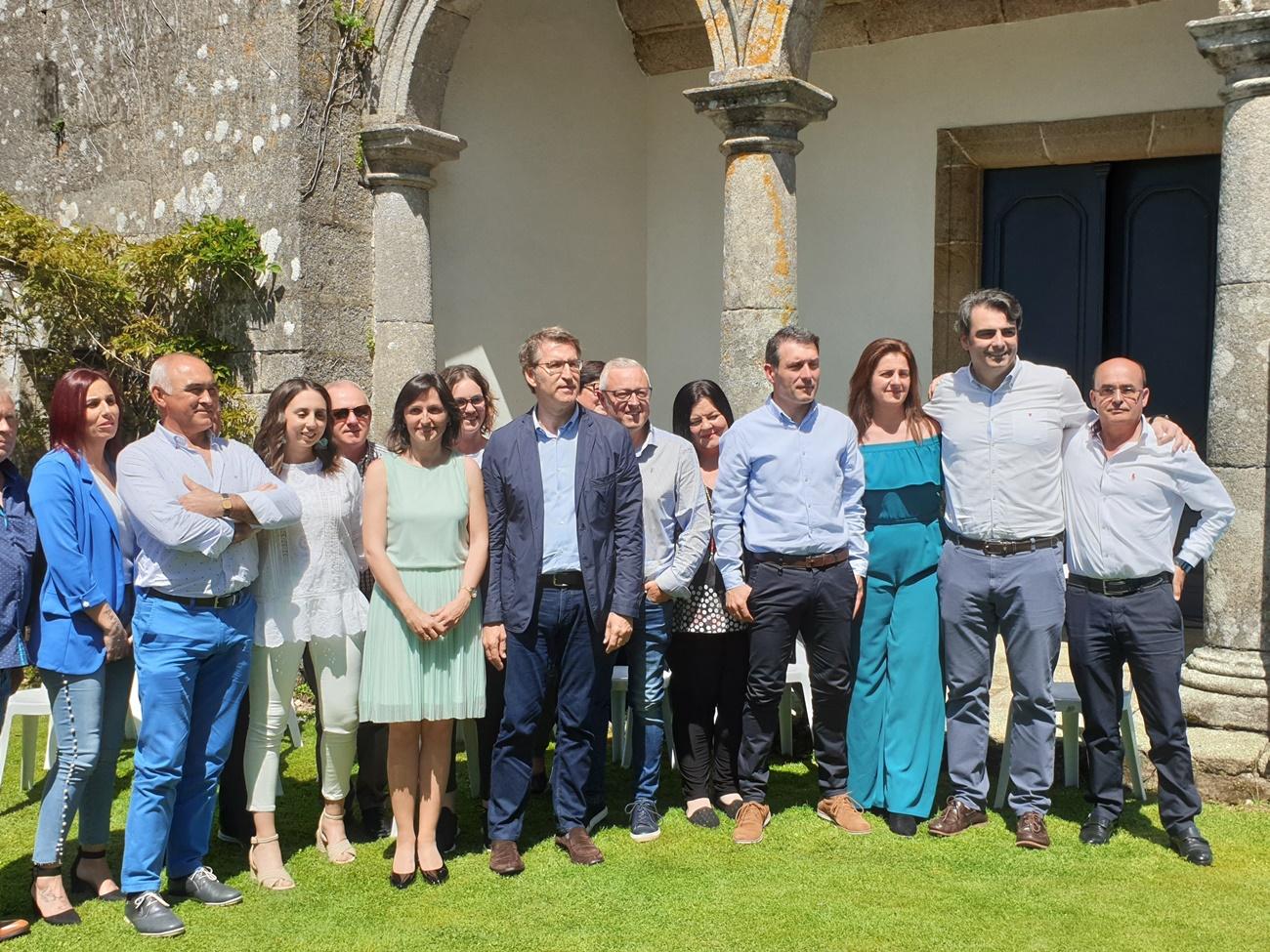 El presidente de la Xunta de Galicia junto a la candidata del PP a la alcaldía de Vimianzo.
