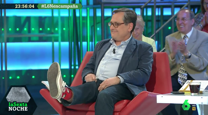 Paco Marhuenda con los calcetines con el rostro de Pedro Sánchez